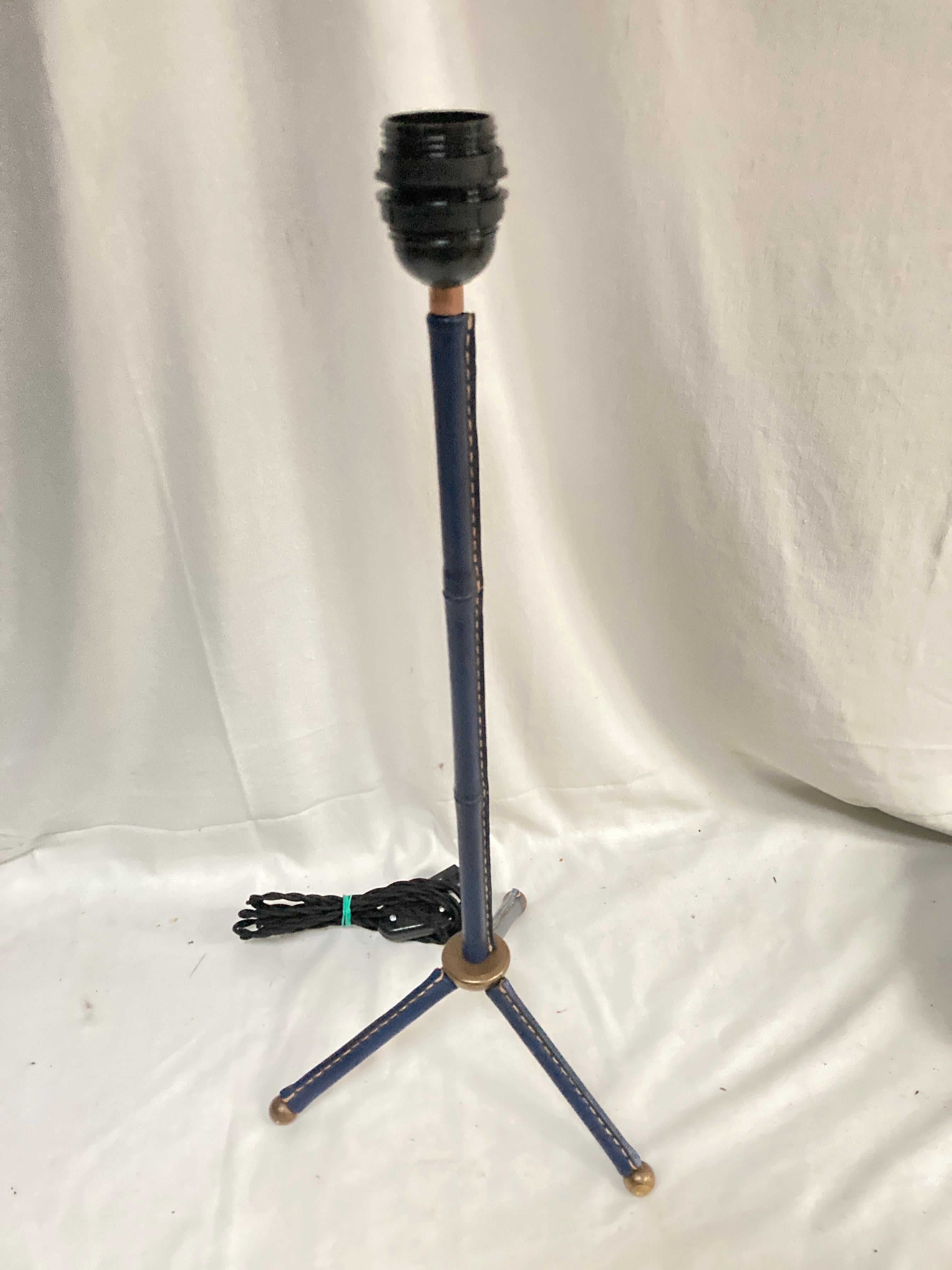 Blaue Tischlampe aus Leder mit Nähten von Jacques Adnet aus den 1950er Jahren im Angebot 6