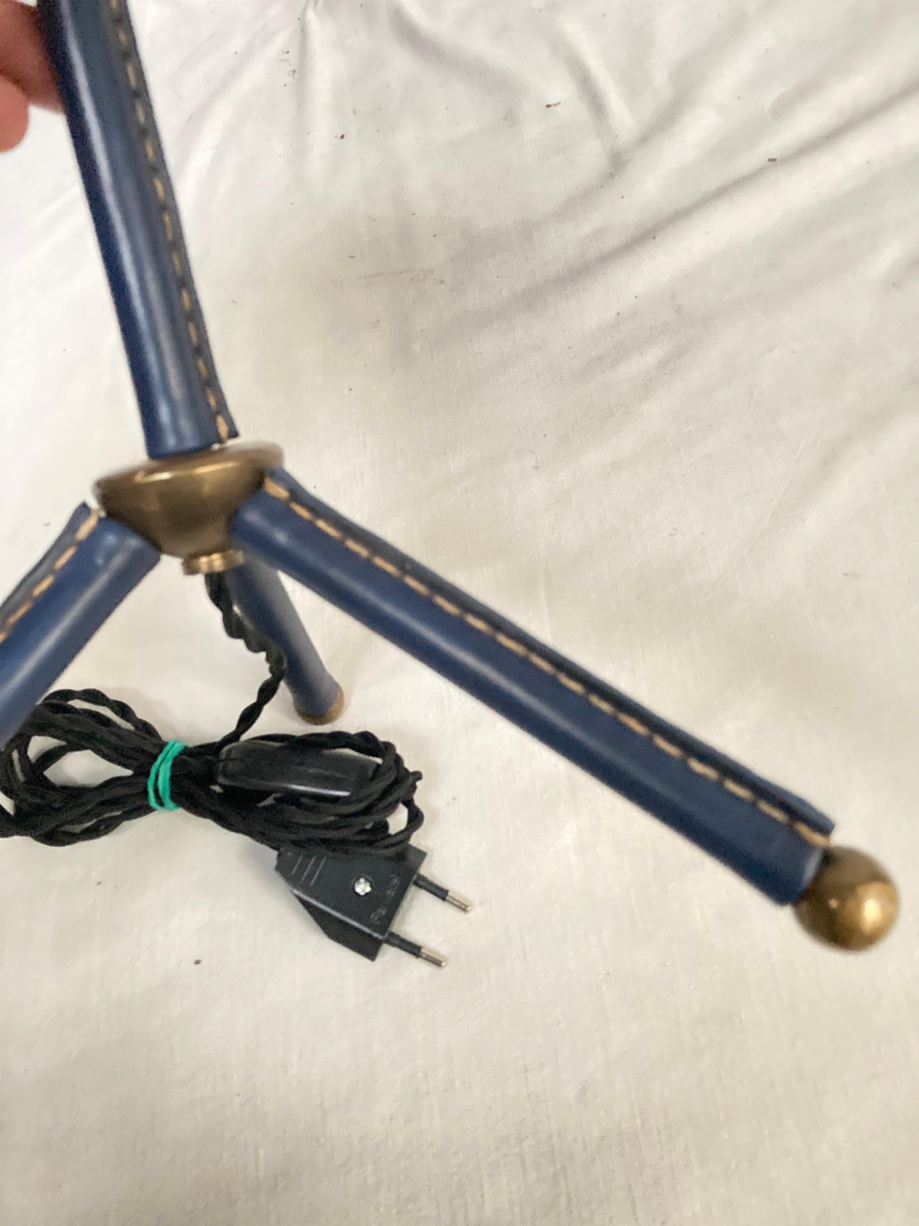 Blaue Tischlampe aus Leder mit Nähten von Jacques Adnet aus den 1950er Jahren (Französisch) im Angebot