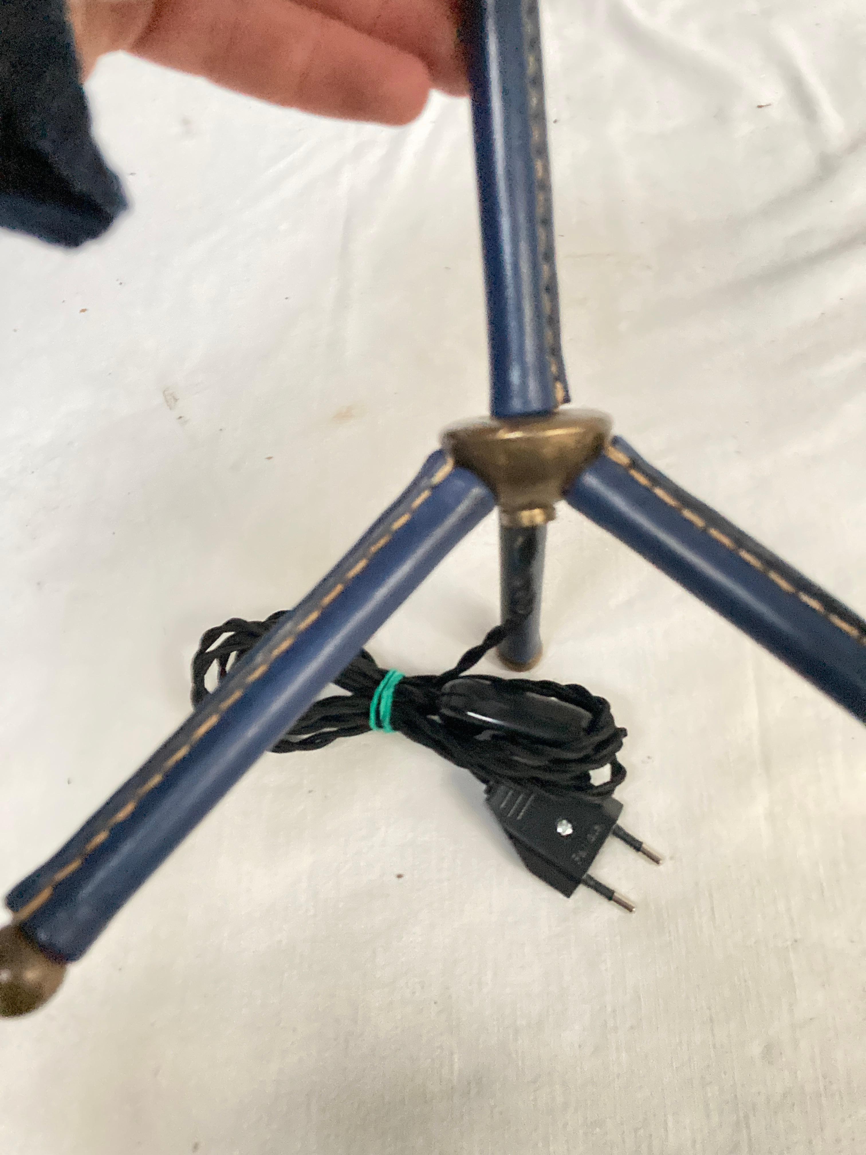 Blaue Tischlampe aus Leder mit Nähten von Jacques Adnet aus den 1950er Jahren im Zustand „Gut“ im Angebot in Bois-Colombes, FR