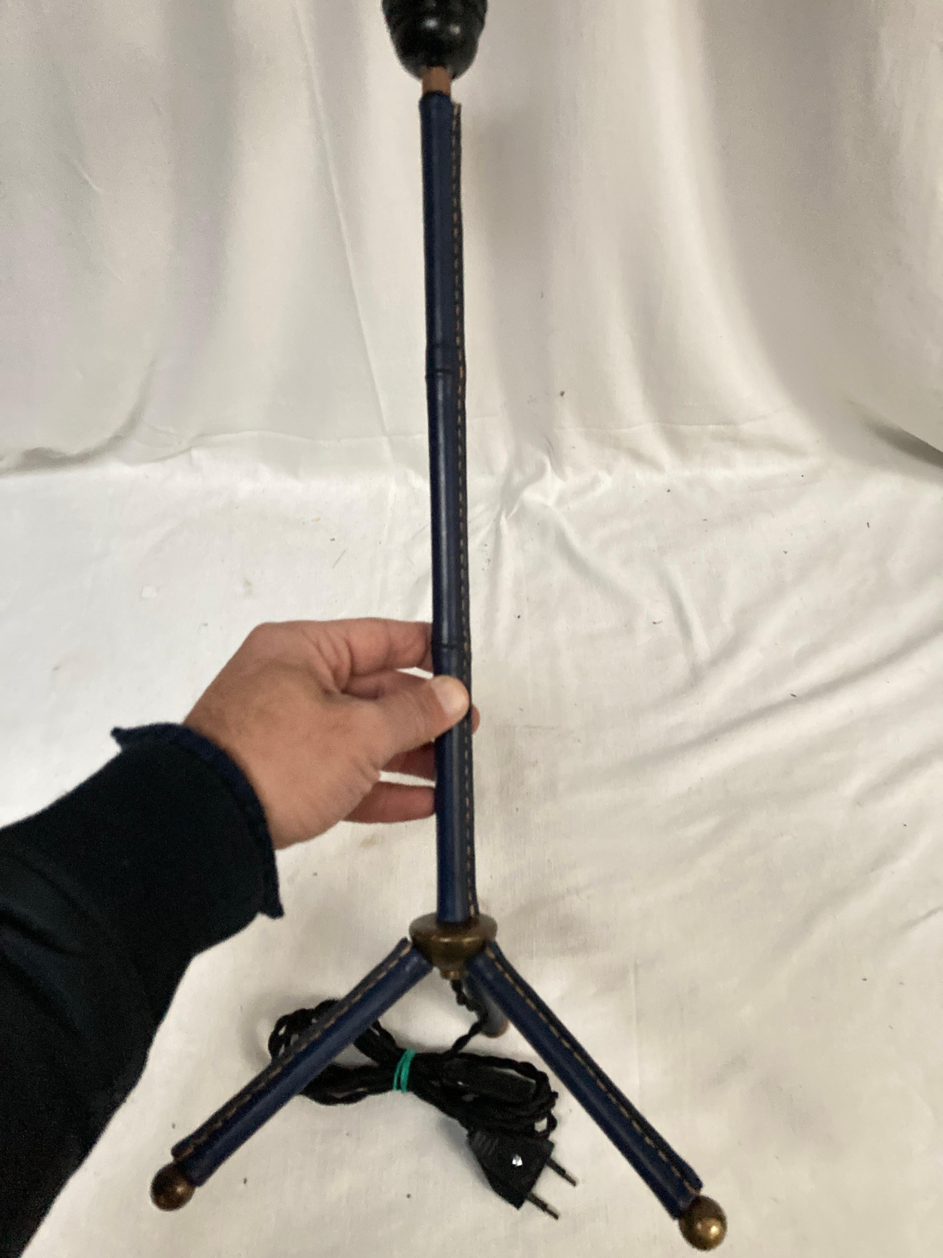 Blaue Tischlampe aus Leder mit Nähten von Jacques Adnet aus den 1950er Jahren (Mitte des 20. Jahrhunderts) im Angebot