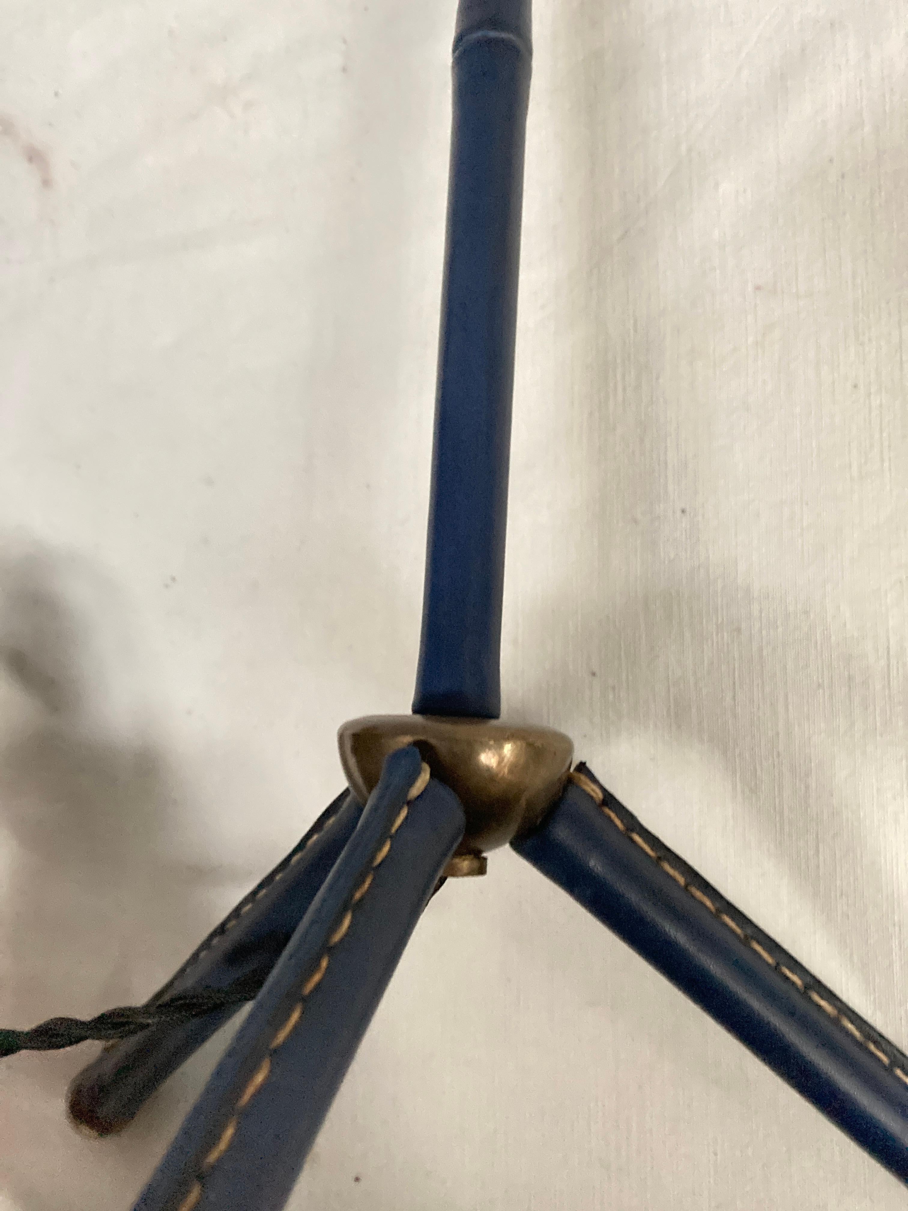 Blaue Tischlampe aus Leder mit Nähten von Jacques Adnet aus den 1950er Jahren im Angebot 1