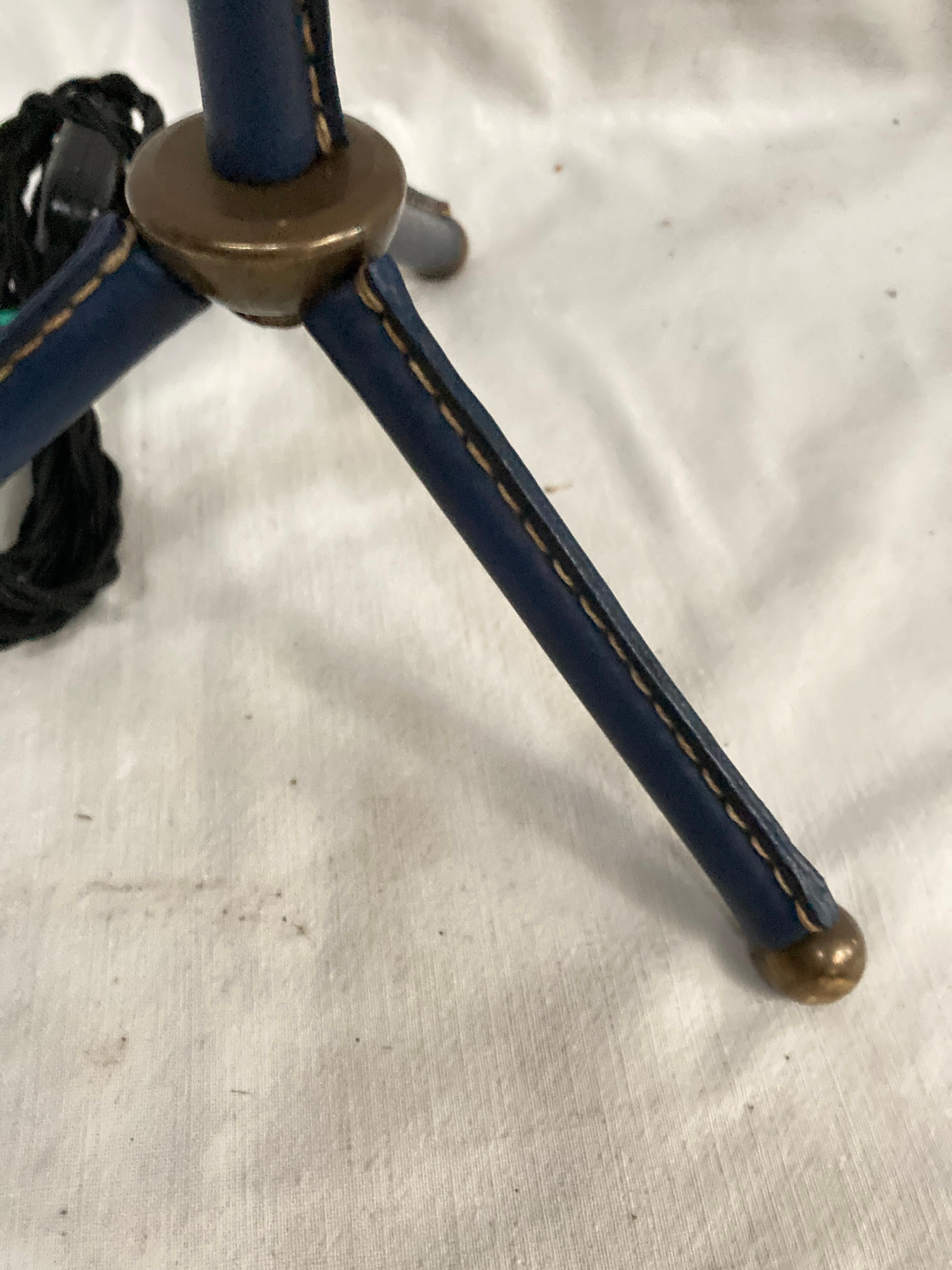 Blaue Tischlampe aus Leder mit Nähten von Jacques Adnet aus den 1950er Jahren im Angebot 3