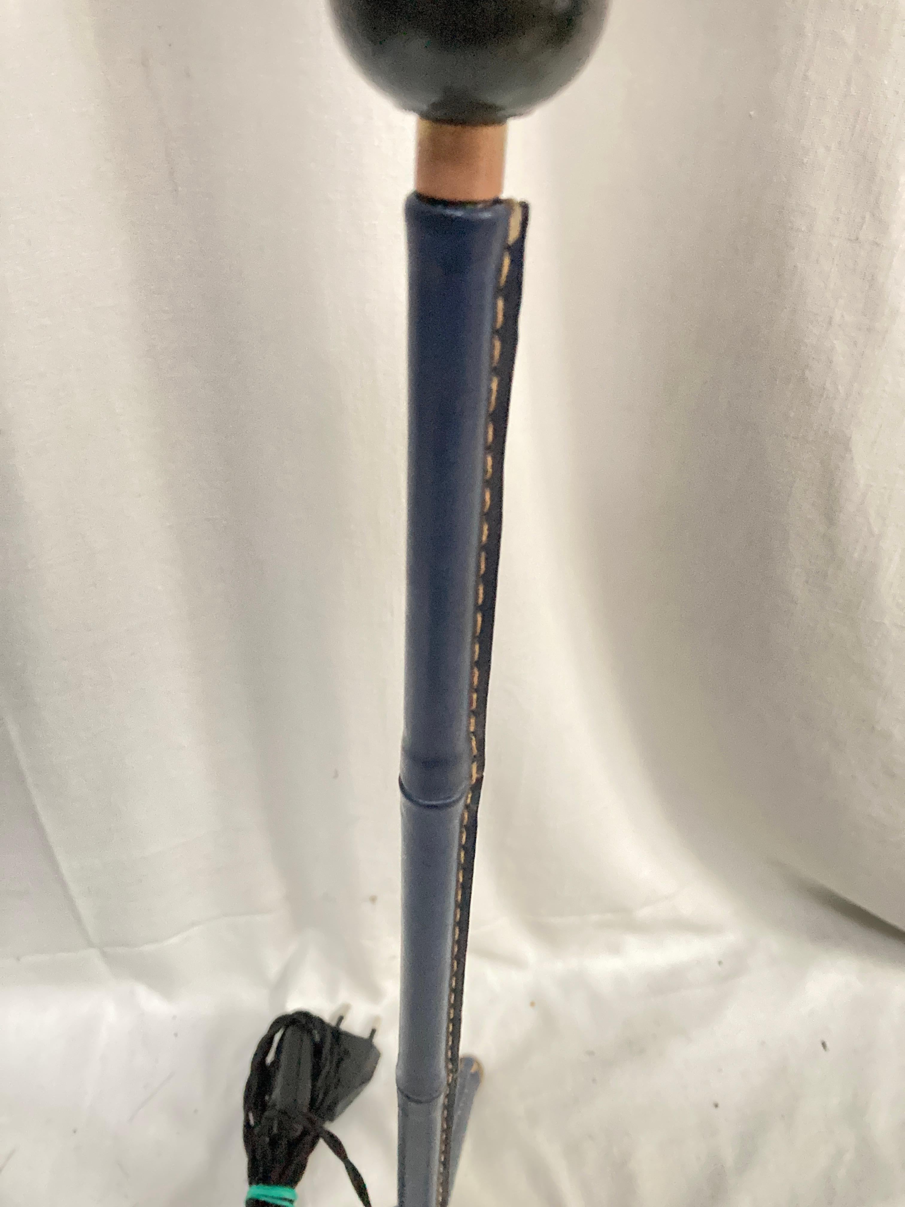 Blaue Tischlampe aus Leder mit Nähten von Jacques Adnet aus den 1950er Jahren im Angebot 4