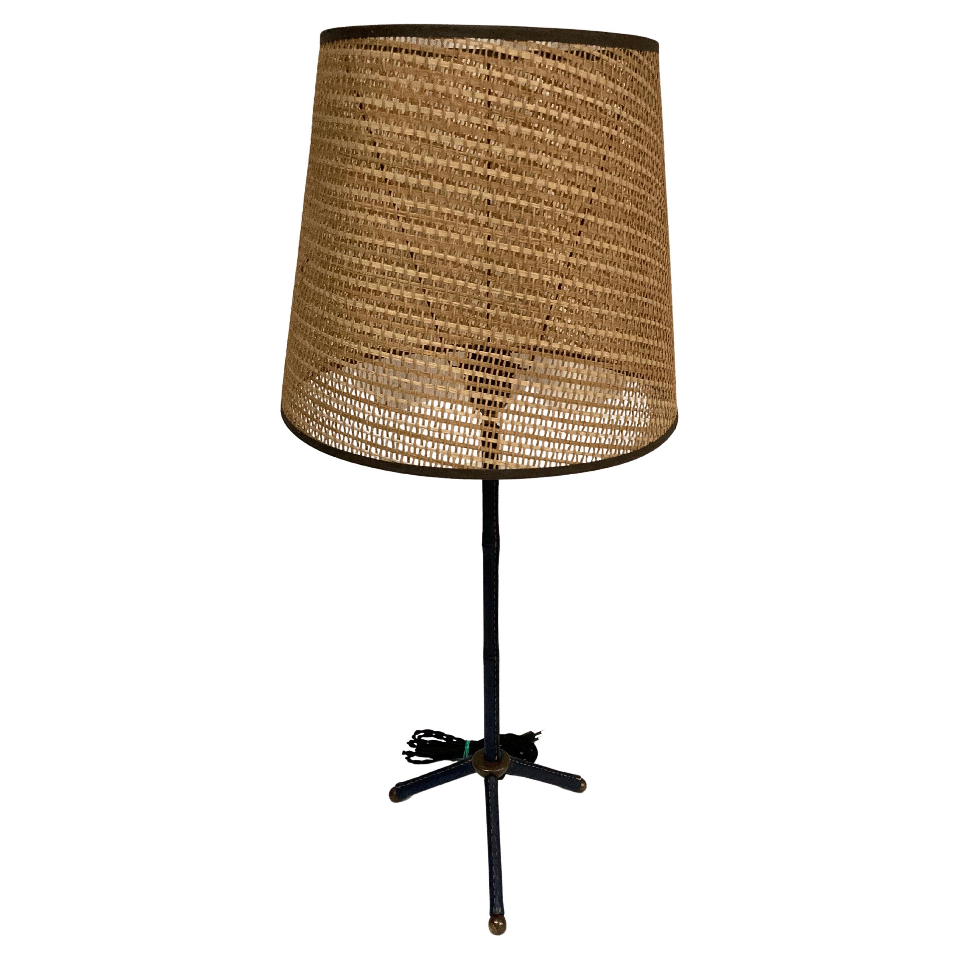 Blaue Tischlampe aus Leder mit Nähten von Jacques Adnet aus den 1950er Jahren im Angebot