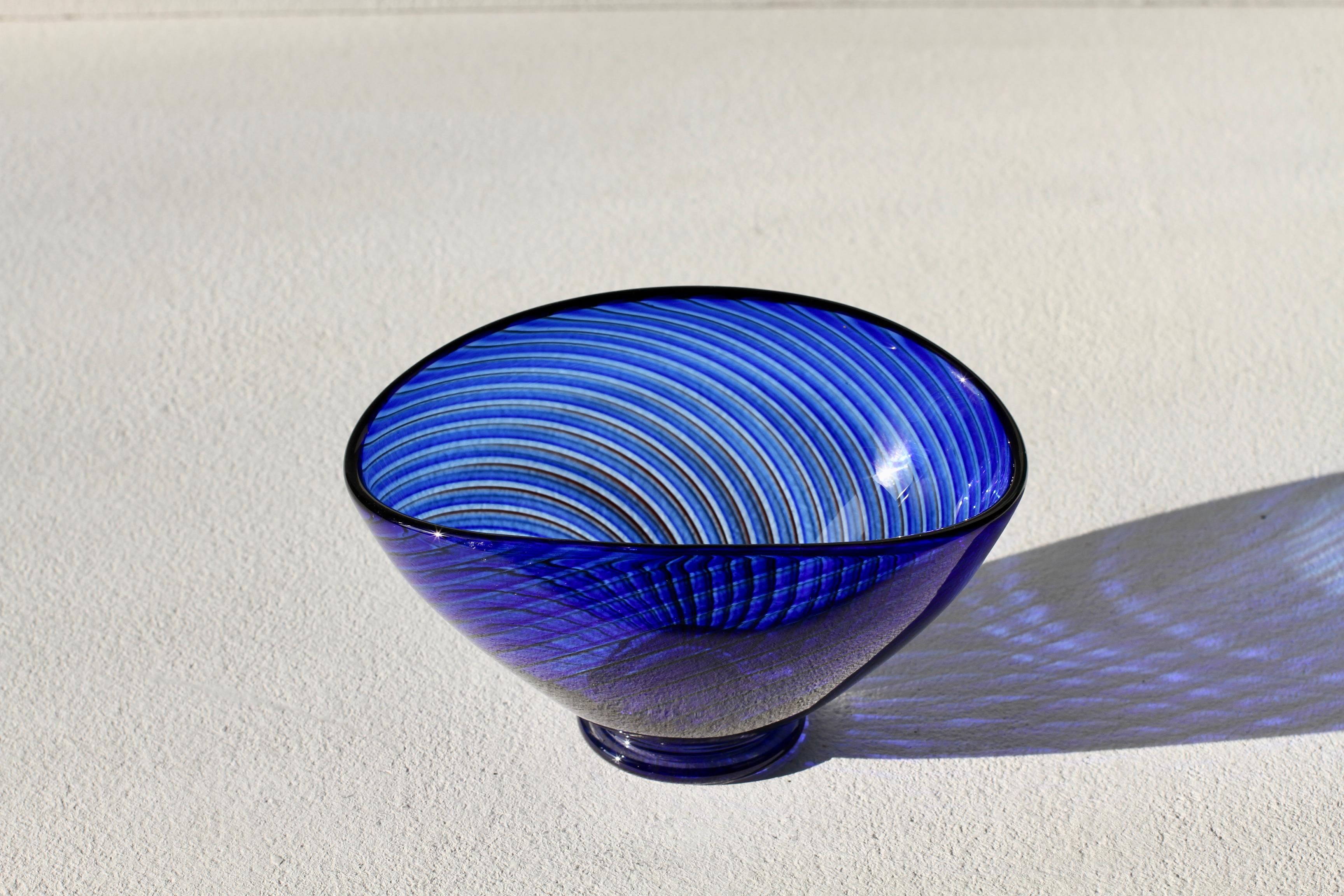 Vaso 'Colora' a righe blu del 1950 di Vicke Lindstrand per Kosta Glass Svezia in vendita 3