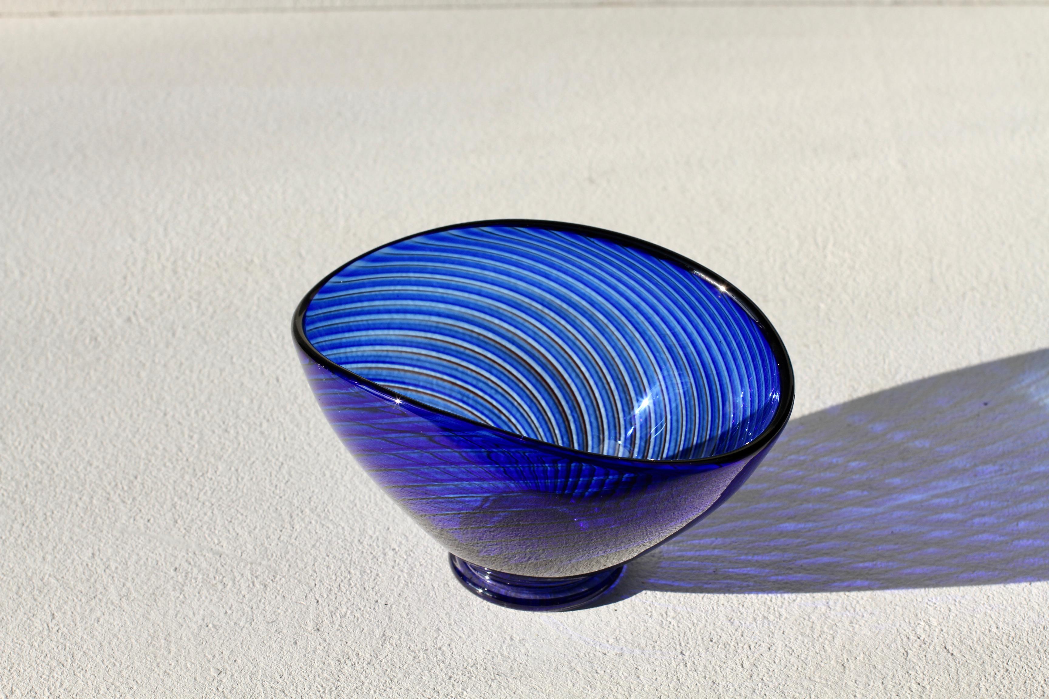 Vaso 'Colora' a righe blu del 1950 di Vicke Lindstrand per Kosta Glass Svezia in vendita 4