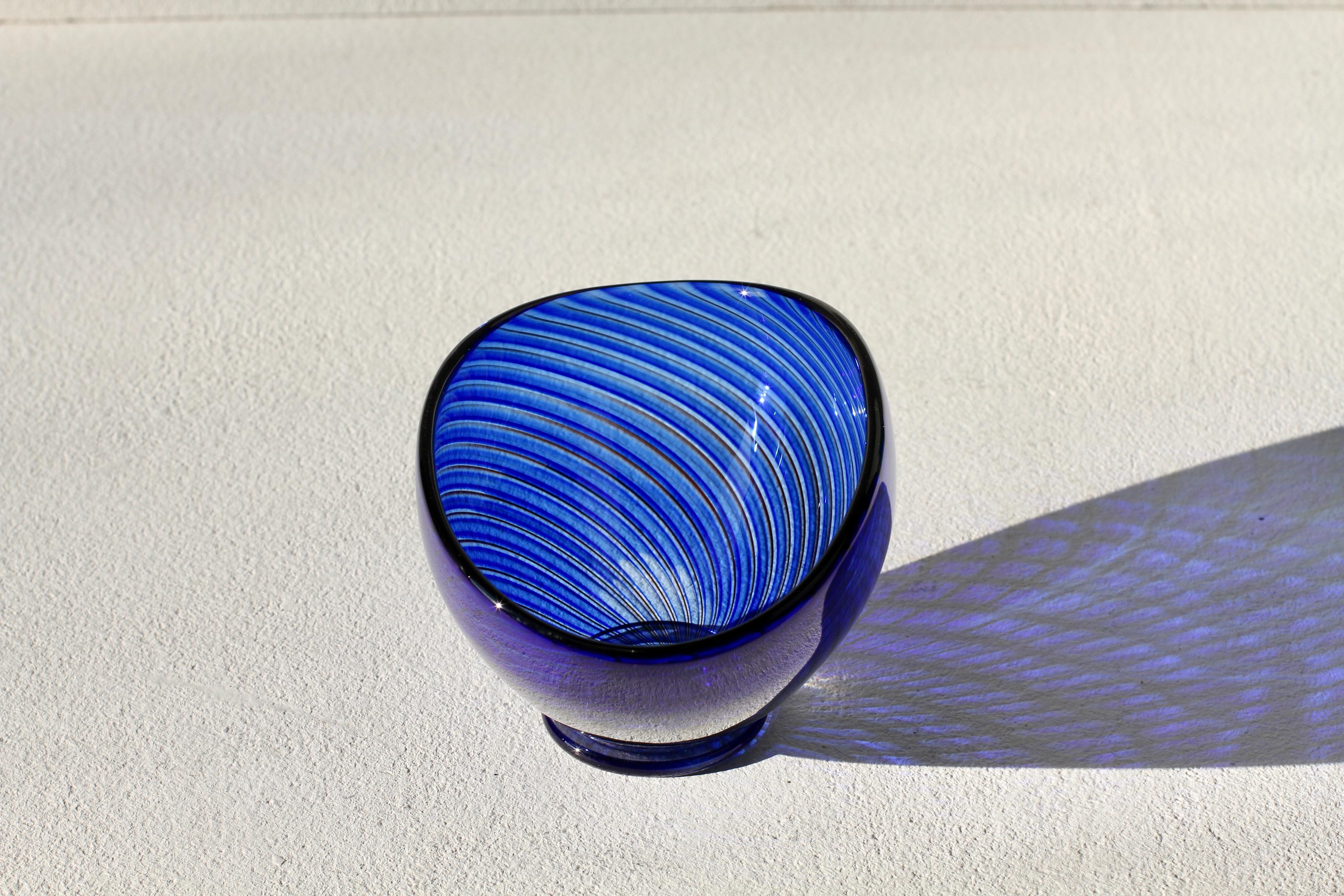 Vaso 'Colora' a righe blu del 1950 di Vicke Lindstrand per Kosta Glass Svezia in vendita 5