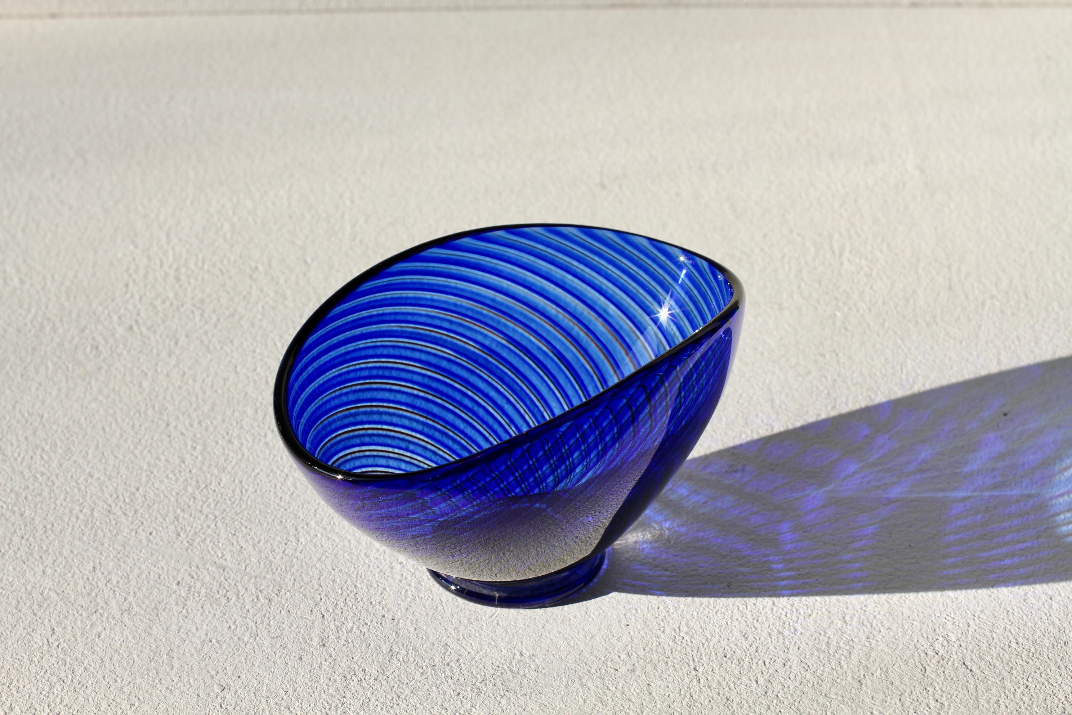 Vaso 'Colora' a righe blu del 1950 di Vicke Lindstrand per Kosta Glass Svezia in vendita 6