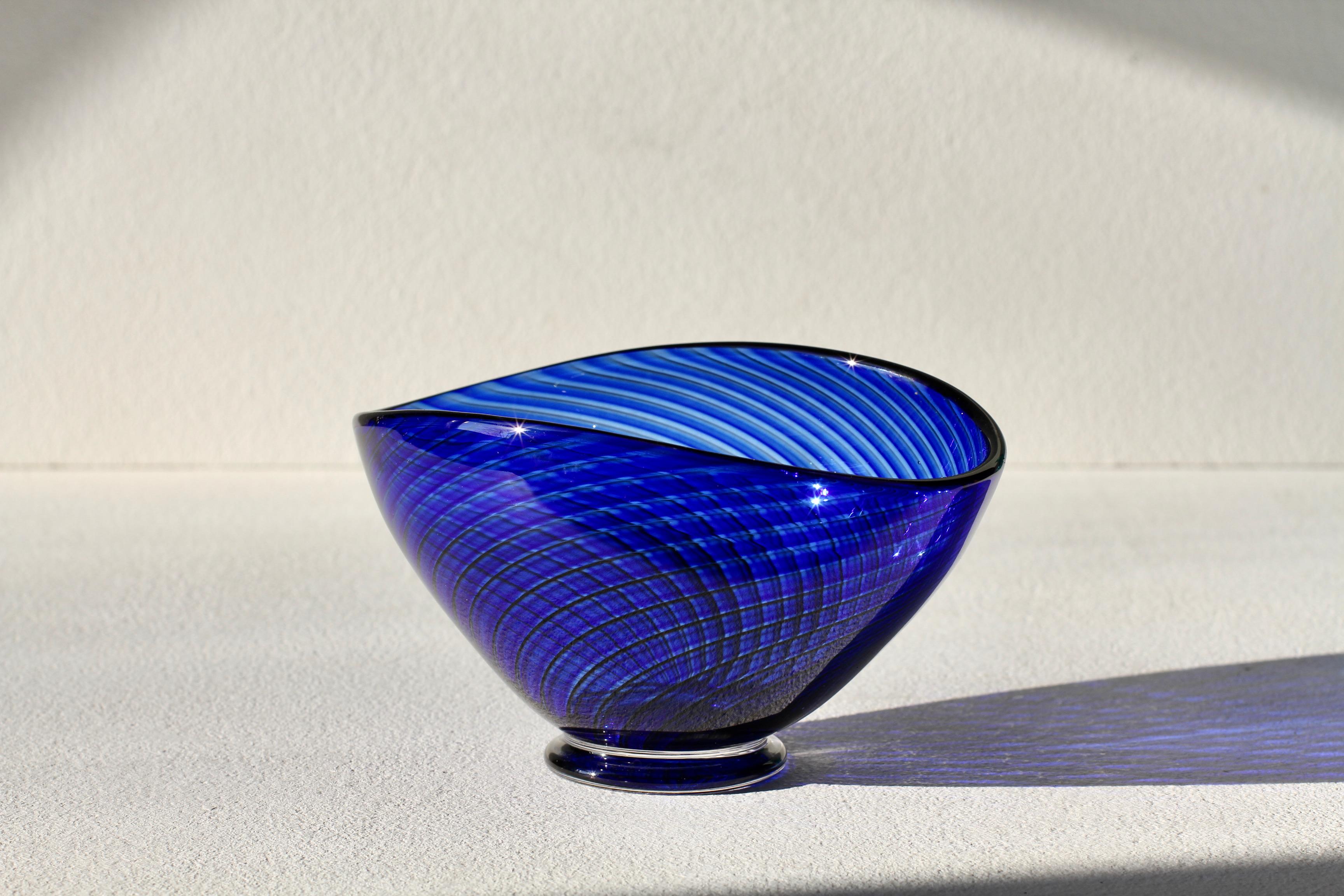 Splendida ed elegante ciotola o piatto 'Colora' in vetro Filigrana blu, nero e trasparente della metà del secolo scorso, disegnata da Vicke Lindstrand per Kosta Glass, Svezia, 1950-1959 circa. Vicke Lindstrand è considerata da molti uno dei più