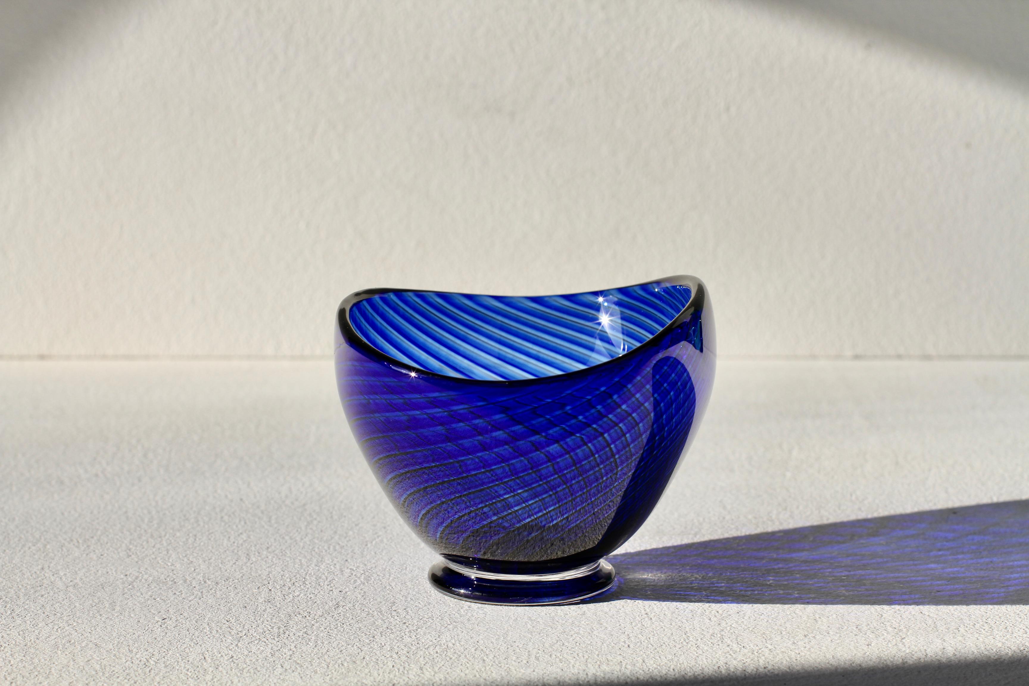 Mid-Century moderno Vaso 'Colora' a righe blu del 1950 di Vicke Lindstrand per Kosta Glass Svezia in vendita