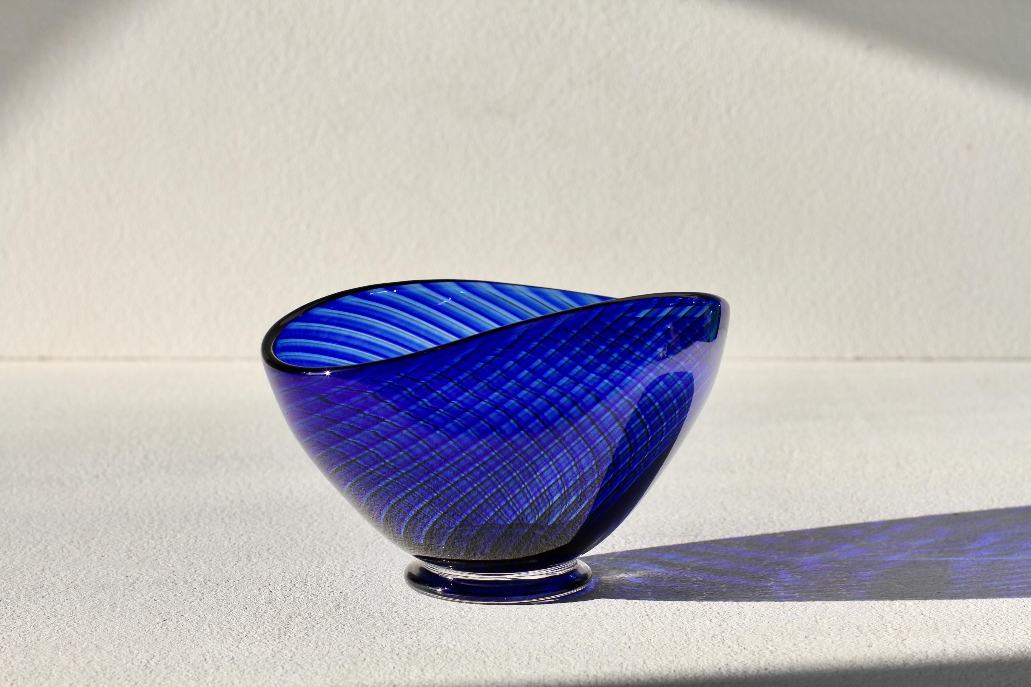 Svedese Vaso 'Colora' a righe blu del 1950 di Vicke Lindstrand per Kosta Glass Svezia in vendita