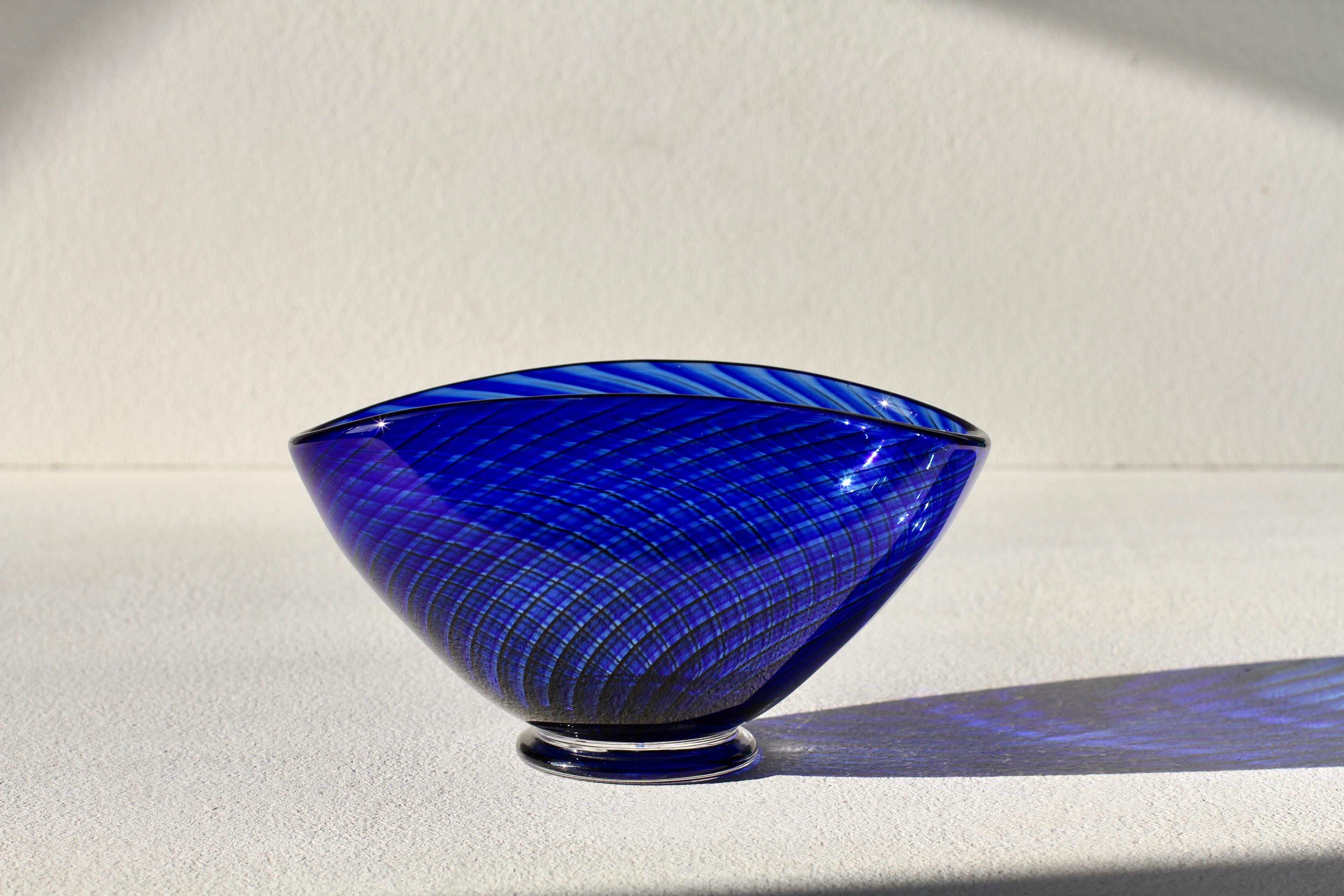 Vaso 'Colora' a righe blu del 1950 di Vicke Lindstrand per Kosta Glass Svezia In condizioni buone in vendita a Landau an der Isar, Bayern