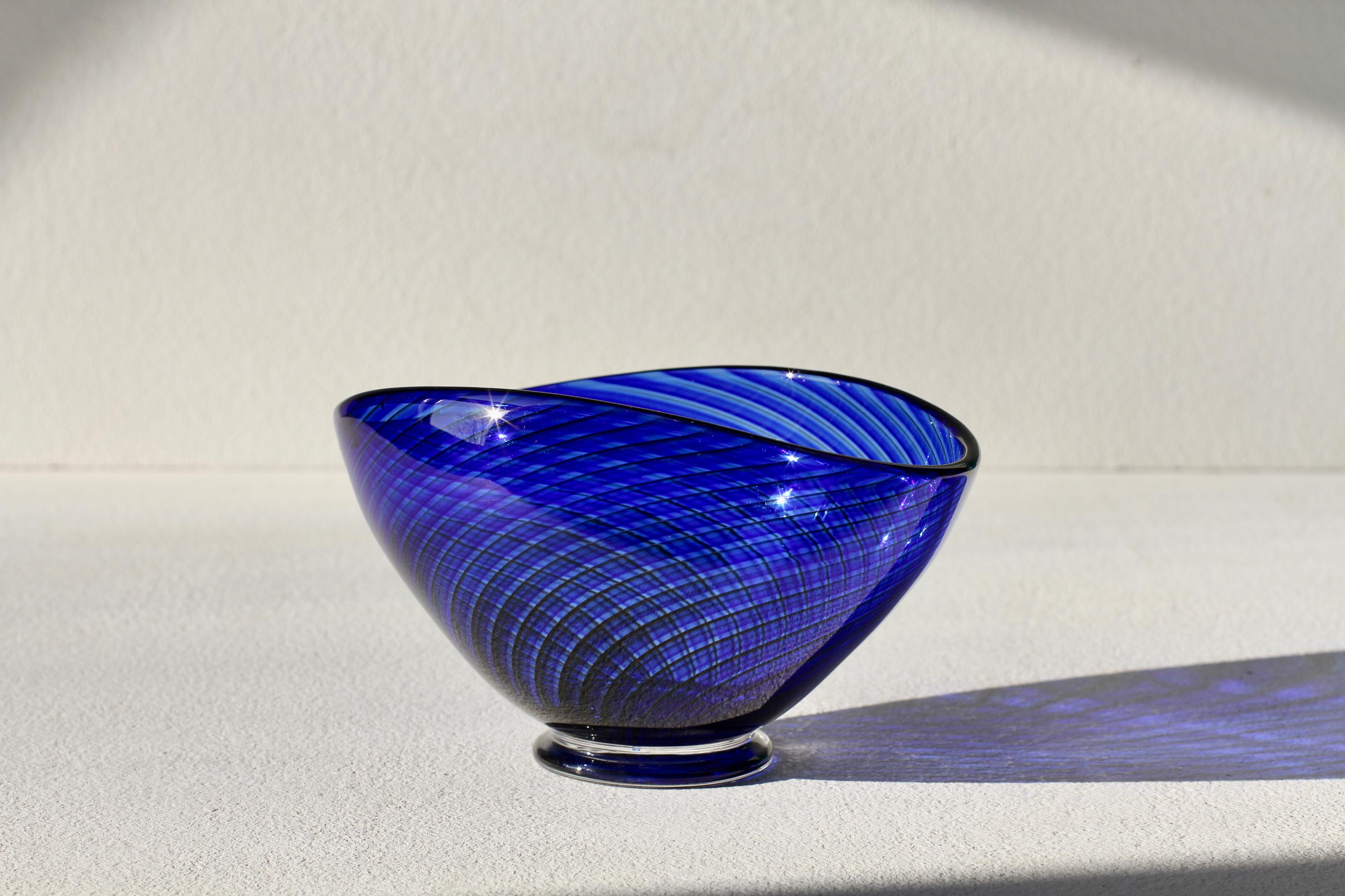 XX secolo Vaso 'Colora' a righe blu del 1950 di Vicke Lindstrand per Kosta Glass Svezia in vendita