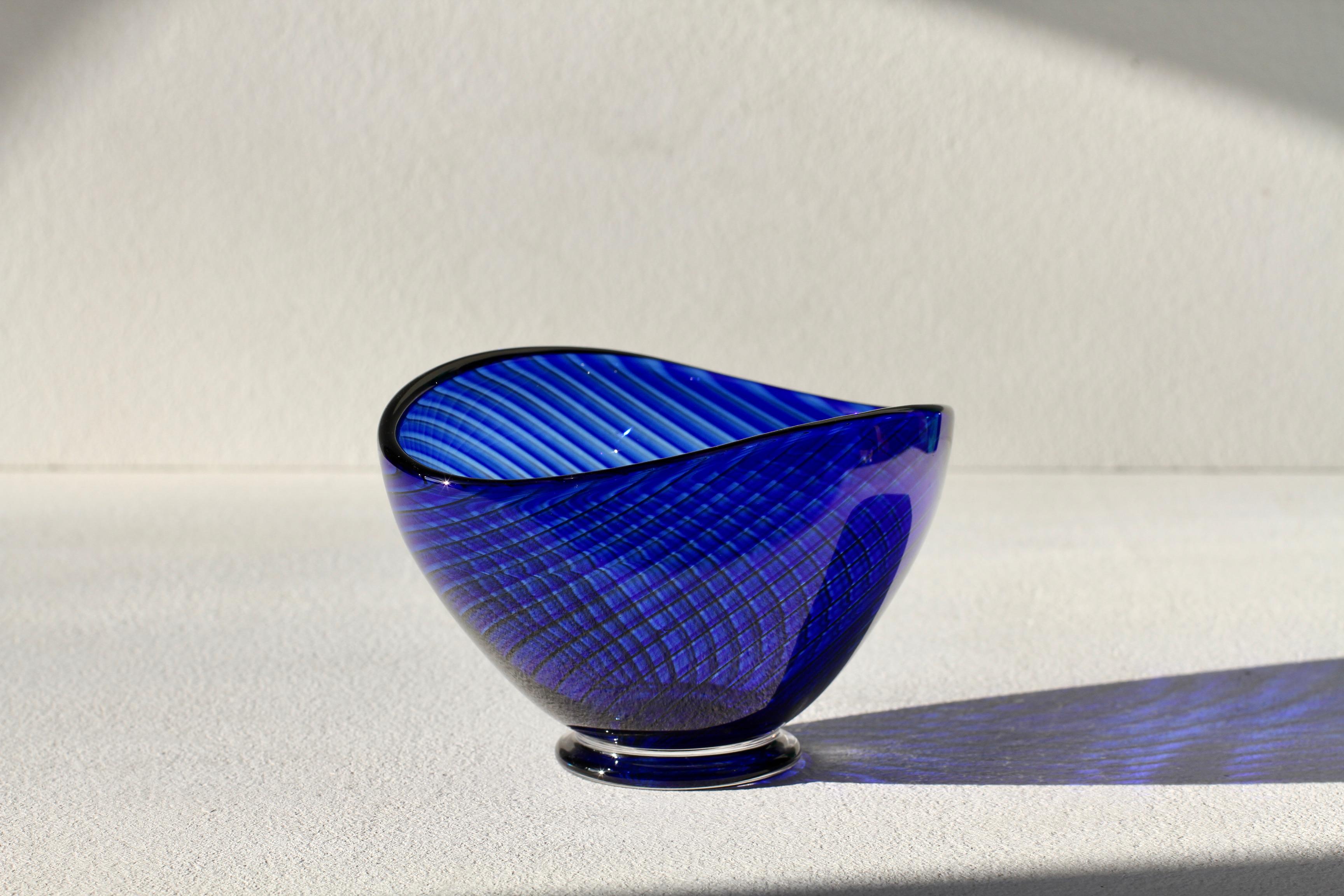 Vaso 'Colora' a righe blu del 1950 di Vicke Lindstrand per Kosta Glass Svezia in vendita 1