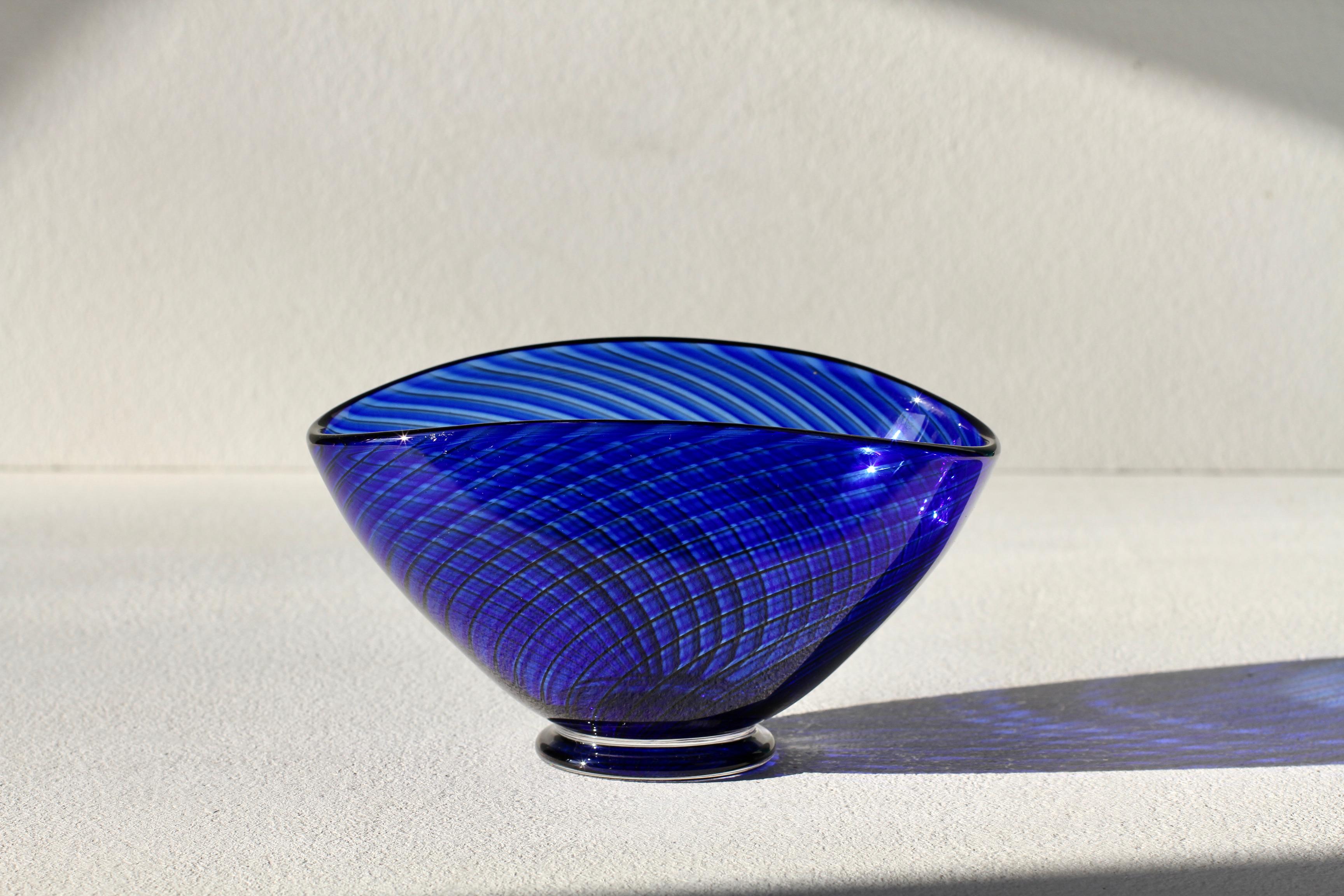 Vaso 'Colora' a righe blu del 1950 di Vicke Lindstrand per Kosta Glass Svezia in vendita 2
