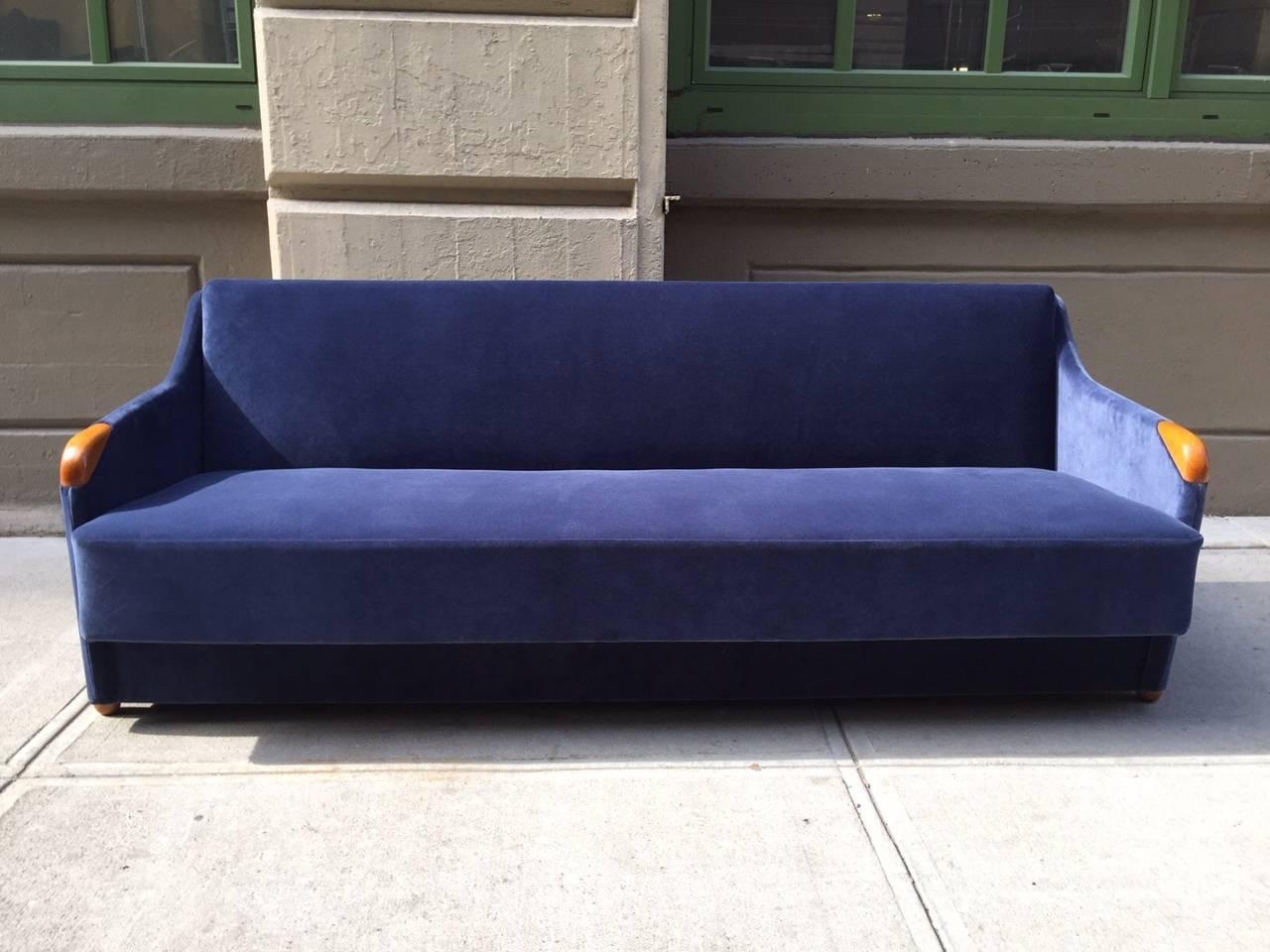 1950s sleeper sofa / daybed in blue velvet. Nice sofa which converts to a bed. Has sculptural oak legs and oak trim.
Measures (as a sofa) 78