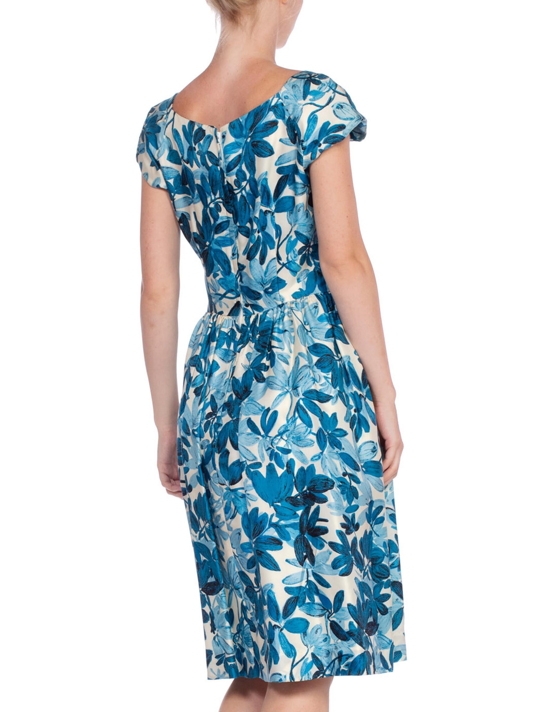 1950S Blue & White Floral Silk Twill Boat Neck Cap Sleeve Dress With Bow In Excellent Condition For Sale In New York, NY