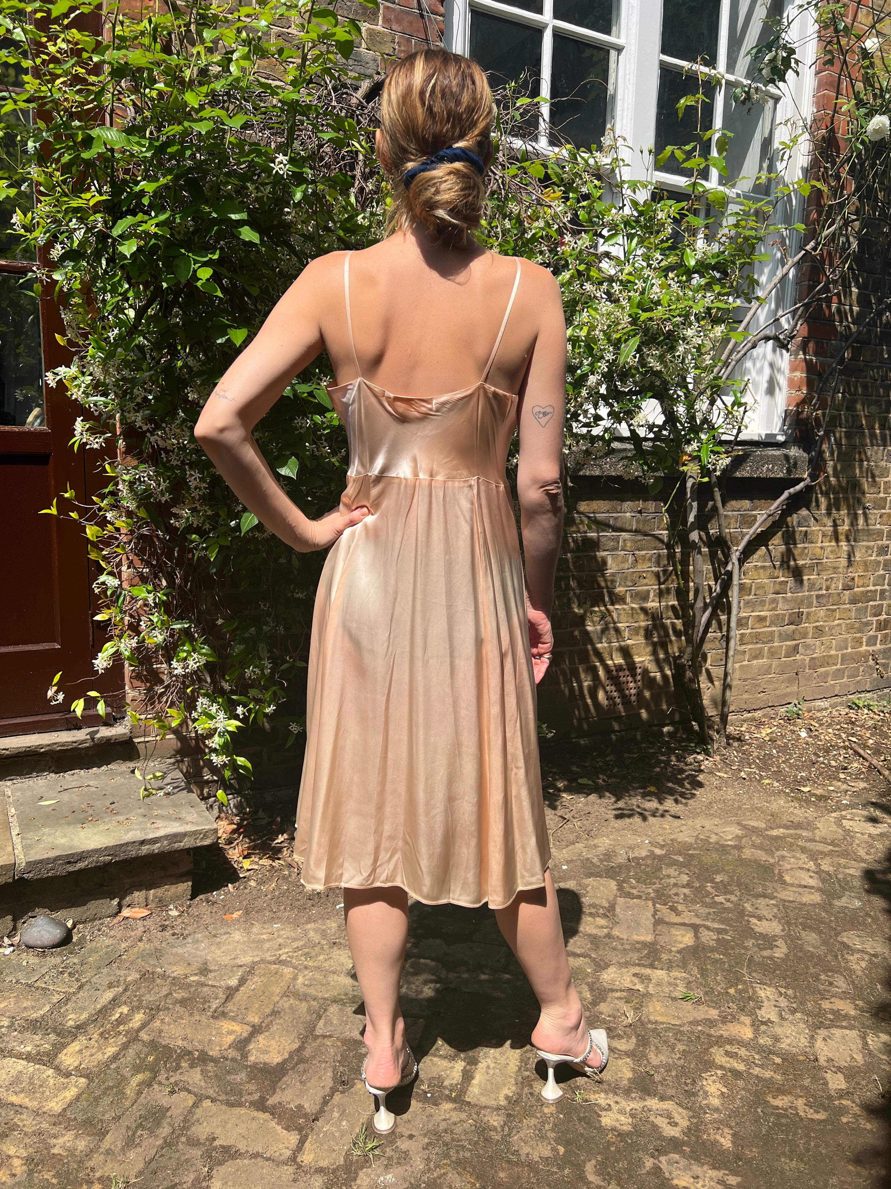 Abito a sottoveste in raso rosa bordeaux anni '50 in vendita 2