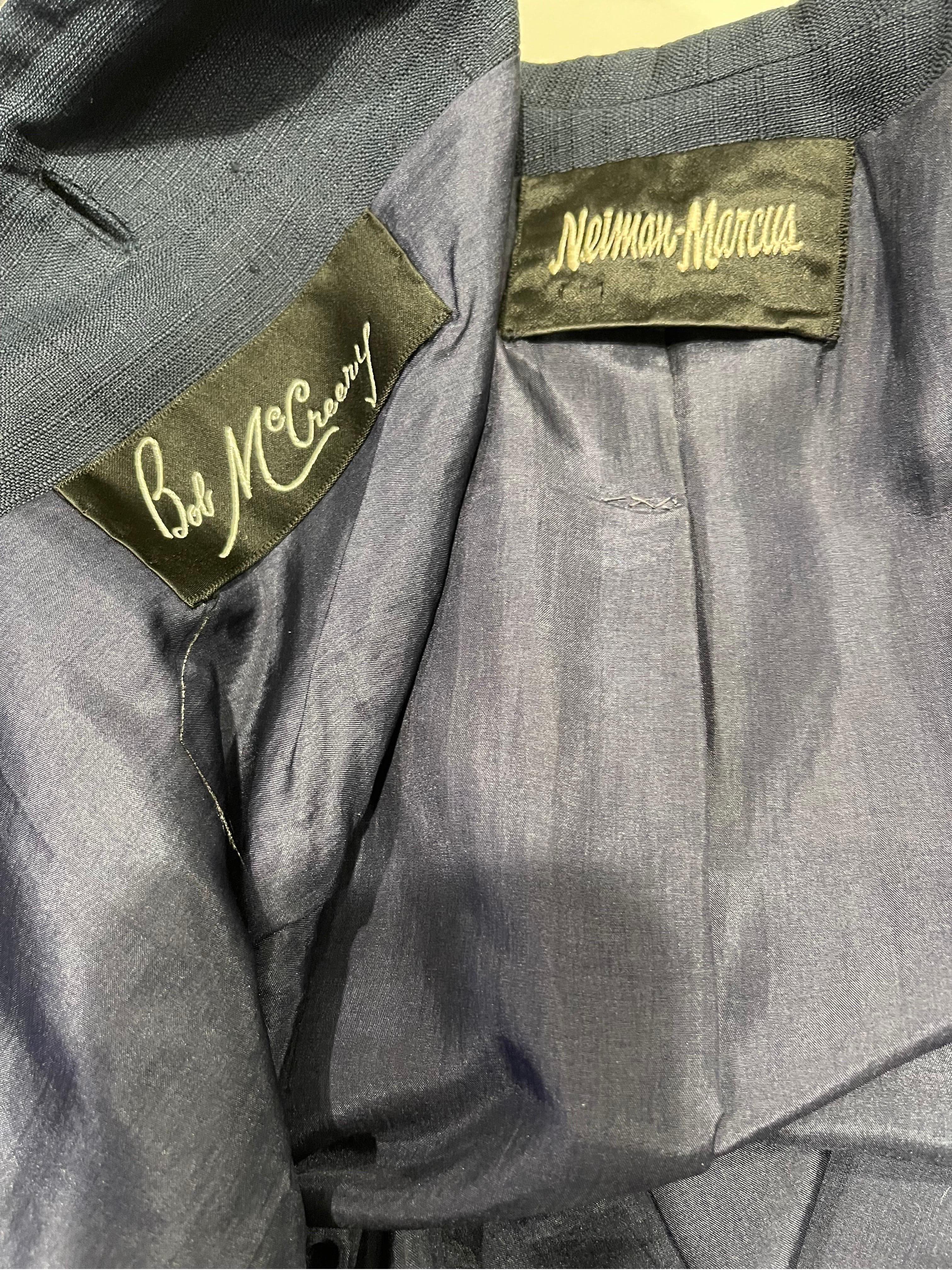 Magnifique tailleur jupe bleu marine et beige en lin et soie mélangée, de taille plus grande, des années 1950, signé BOB MCCREERY pour NEIMAN MARCUS ! La veste se boutonne sur le devant. La jupe à taille haute a une fermeture éclair sur le côté avec