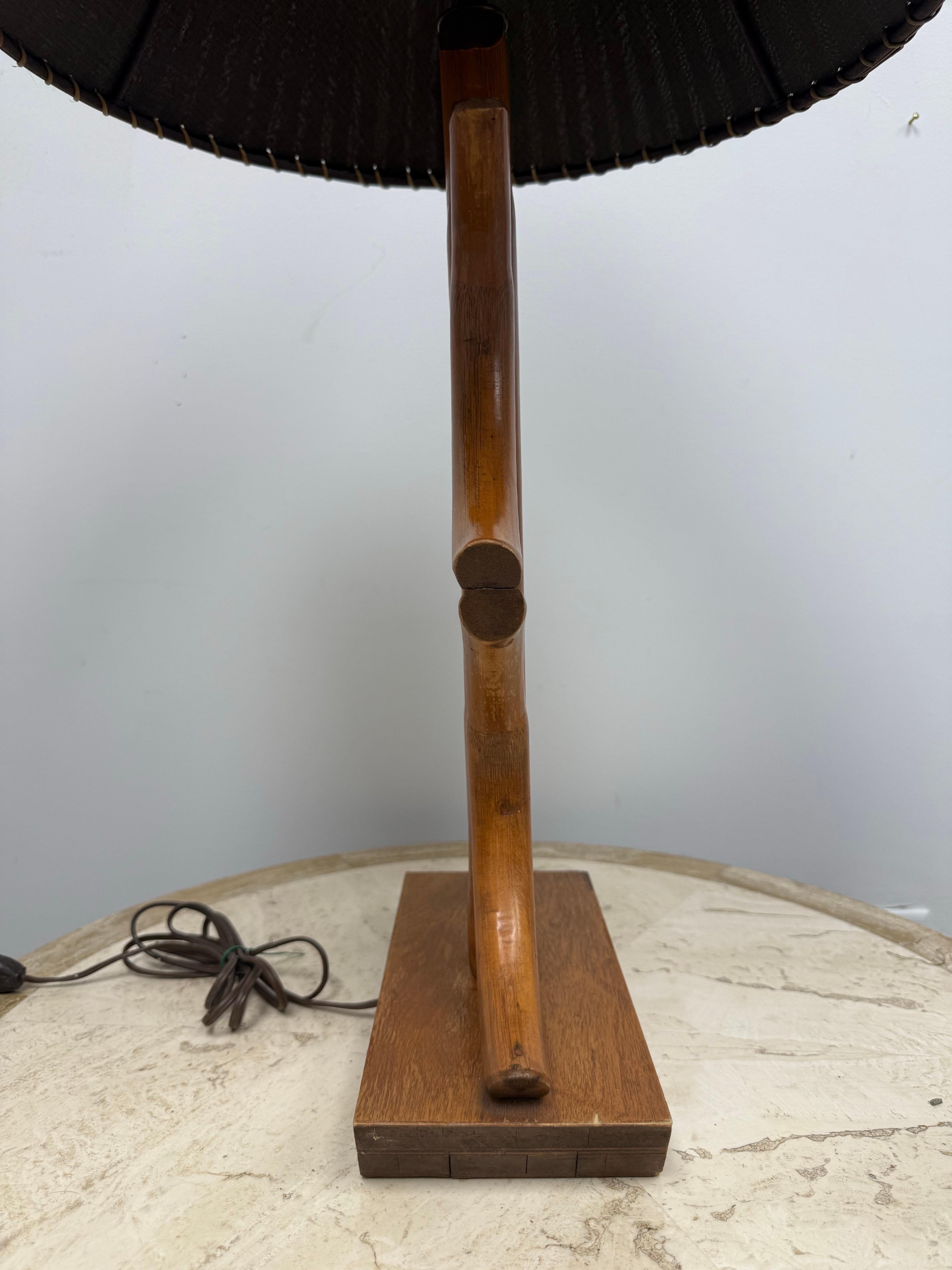 Lámpara de mesa bohemia de bambú curvado de los años 50 Pantalla original de bambú Moderno de mediados de siglo en venta