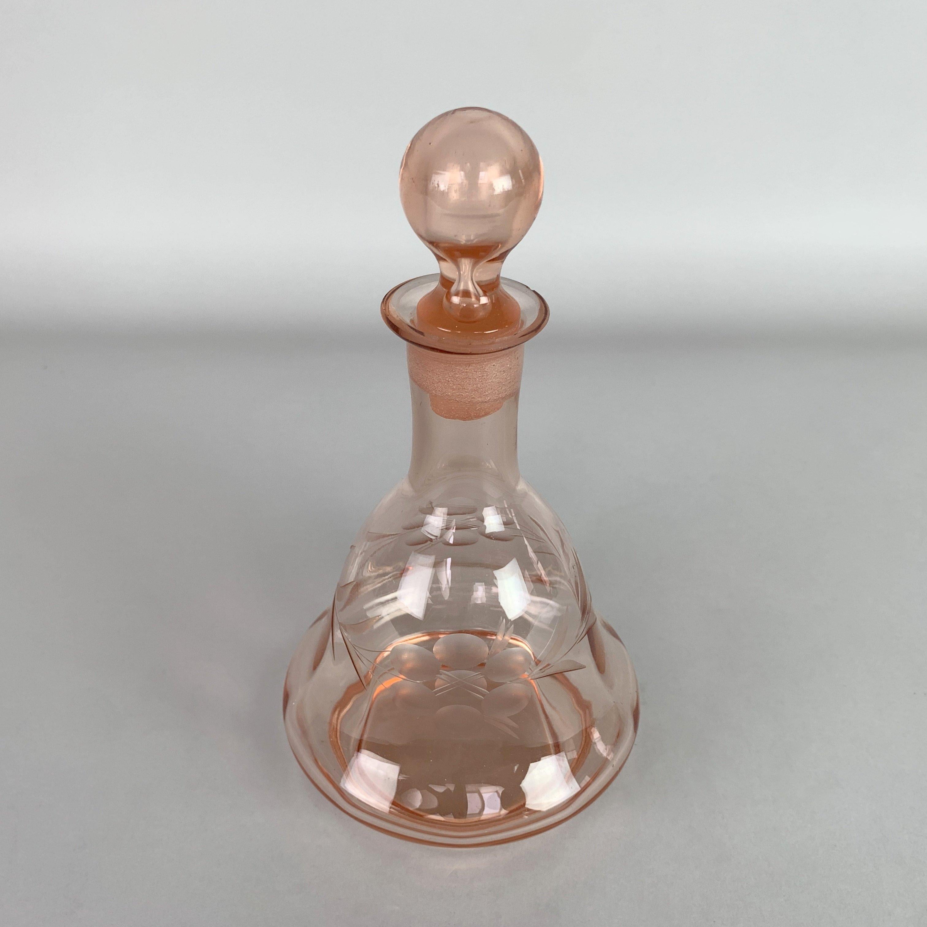 Bohemian Rosaline-Schliff-Glaskaraffe aus den 1950er Jahren (Geschliffenes Glas) im Angebot
