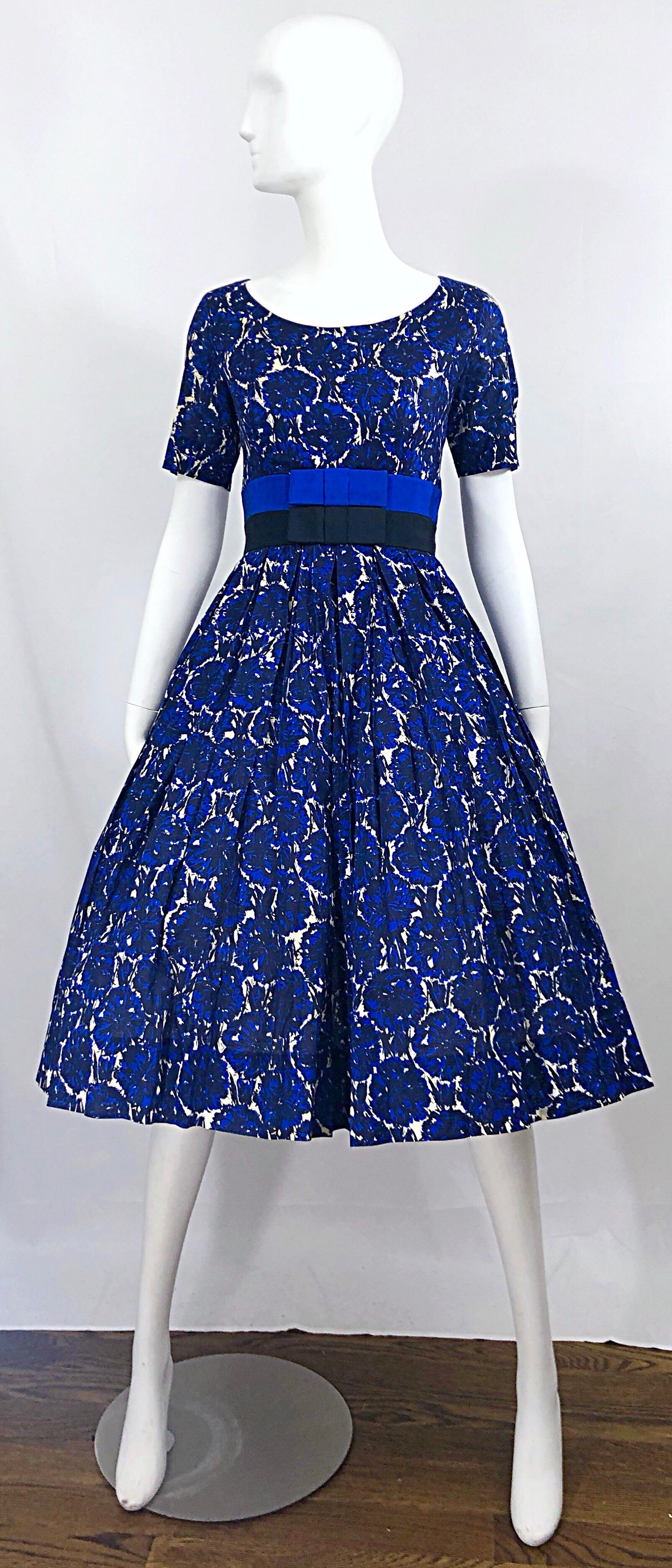 Bonwit Teller - Robe vintage ajustée et évasée à fleurs abstraites bleues, demi-couture, années 1950 en vente 9