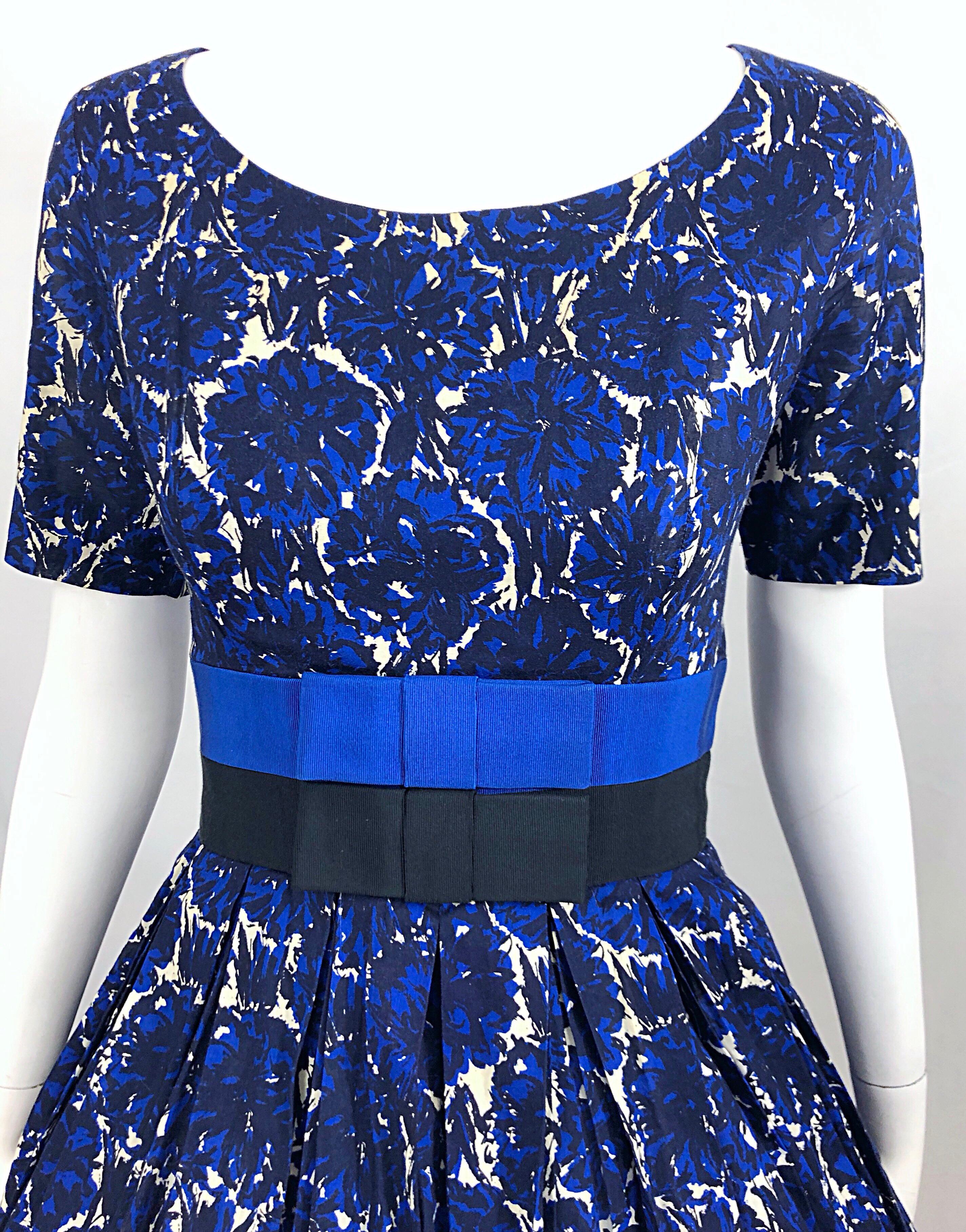 Bleu Bonwit Teller - Robe vintage ajustée et évasée à fleurs abstraites bleues, demi-couture, années 1950 en vente