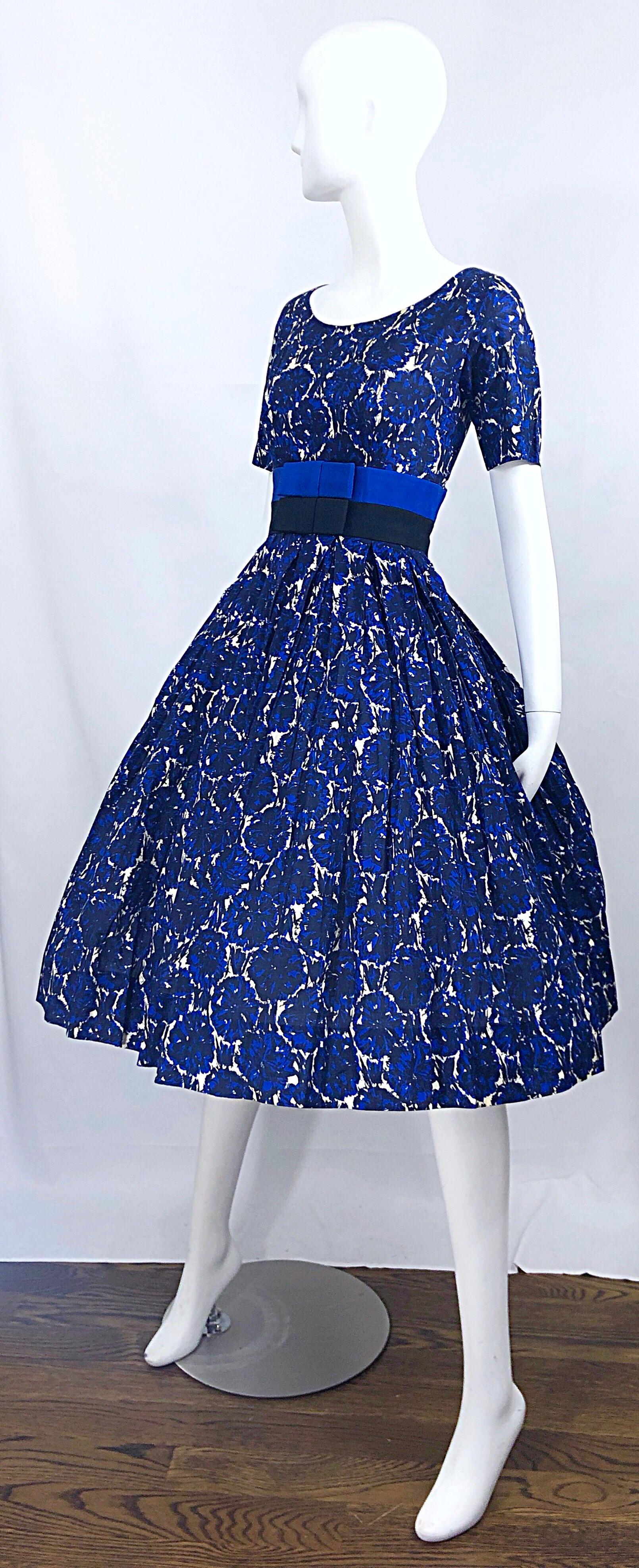 Bonwit Teller - Robe vintage ajustée et évasée à fleurs abstraites bleues, demi-couture, années 1950 Bon état - En vente à San Diego, CA
