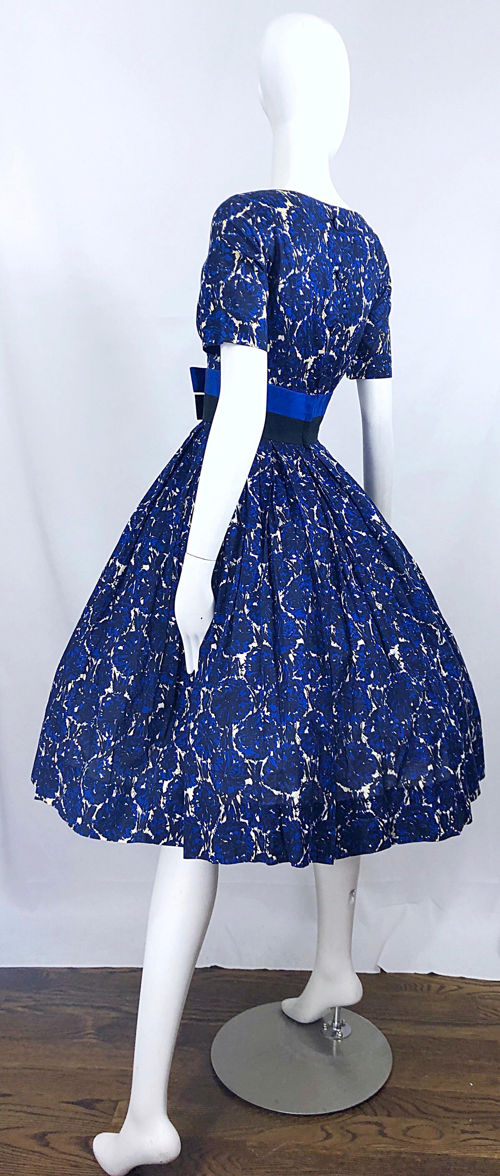Bonwit Teller - Robe vintage ajustée et évasée à fleurs abstraites bleues, demi-couture, années 1950 Pour femmes en vente