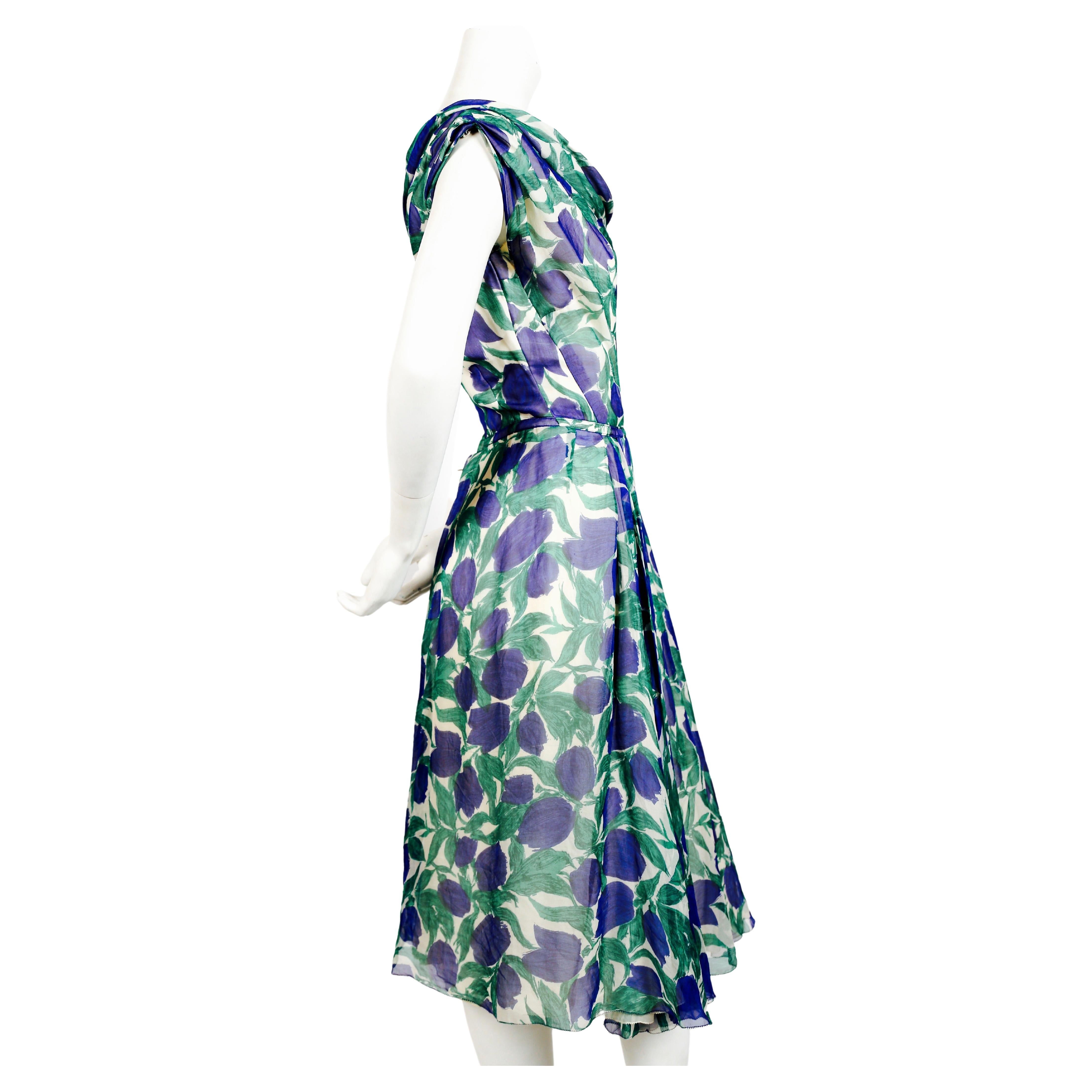 Schönes, lebhaftes, mit Blumen bedrucktes Seidenchiffonkleid von Bonwit Teller aus den 1950er Jahren. Passt am besten in US-Größe 4 oder 6. Ungefähre Maße: Büste 35