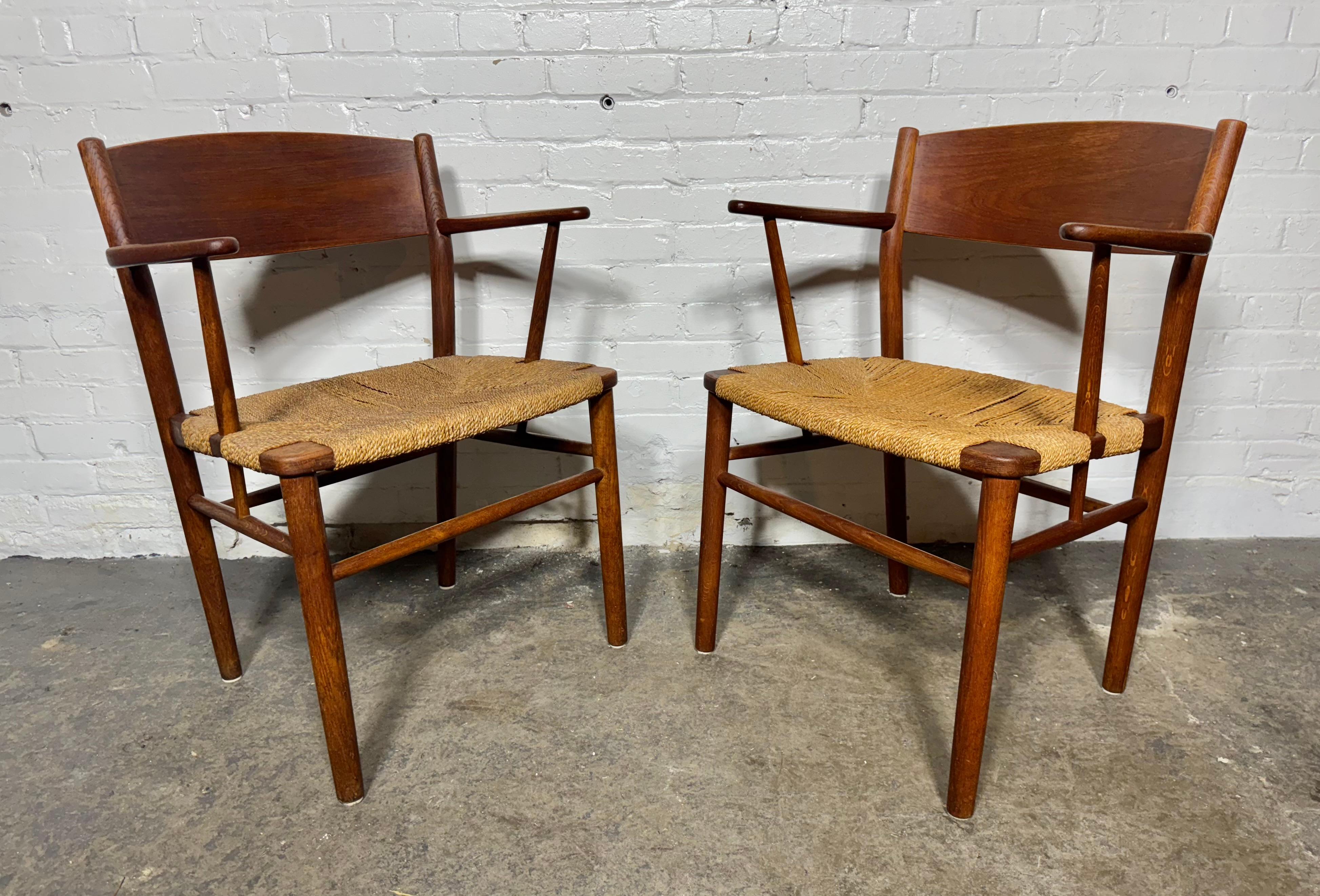 Silla danesa de roble y teca Borge Mogensen de los años 50 Model No. 156 en venta 2