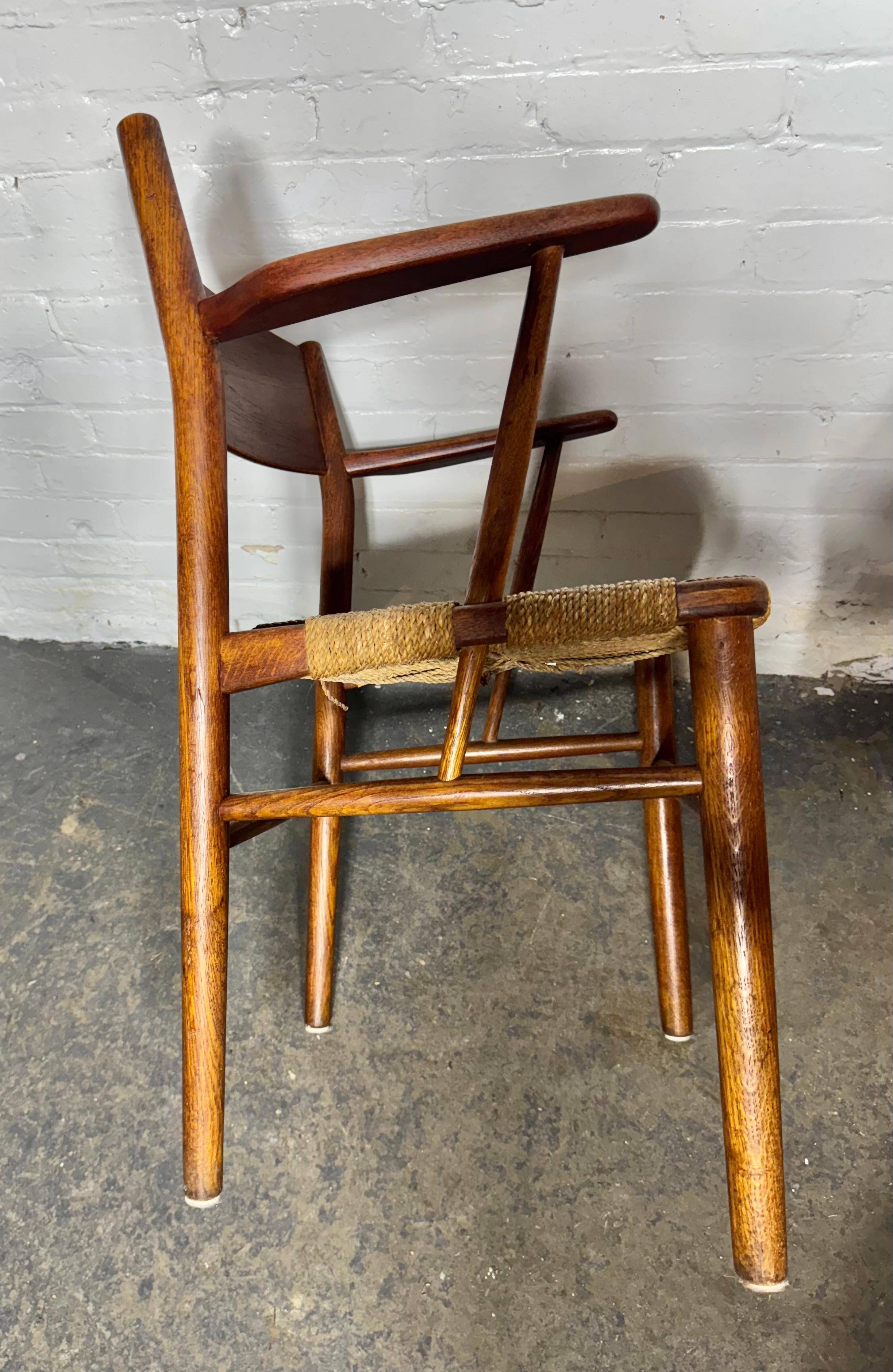 Disponer Pareja Sillas danesas diseñadas por Borge Mogensen y fabricadas por Soborg Mobler, Dinamarca. Model No 156.   ****NOTE*** ¡¡¡PRECIO POR SILLA!!!

Data de la década de 1950. En muy buen estado, conserva el acabado original y el asiento de
