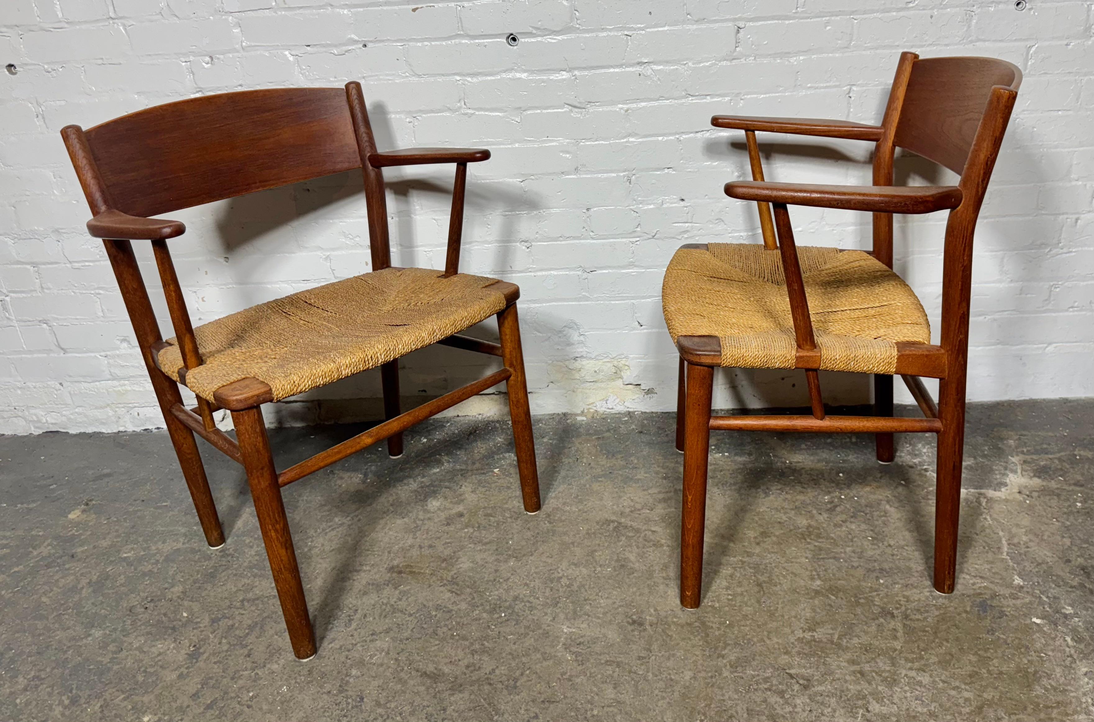 Silla danesa de roble y teca Borge Mogensen de los años 50 Model No. 156 en venta 1