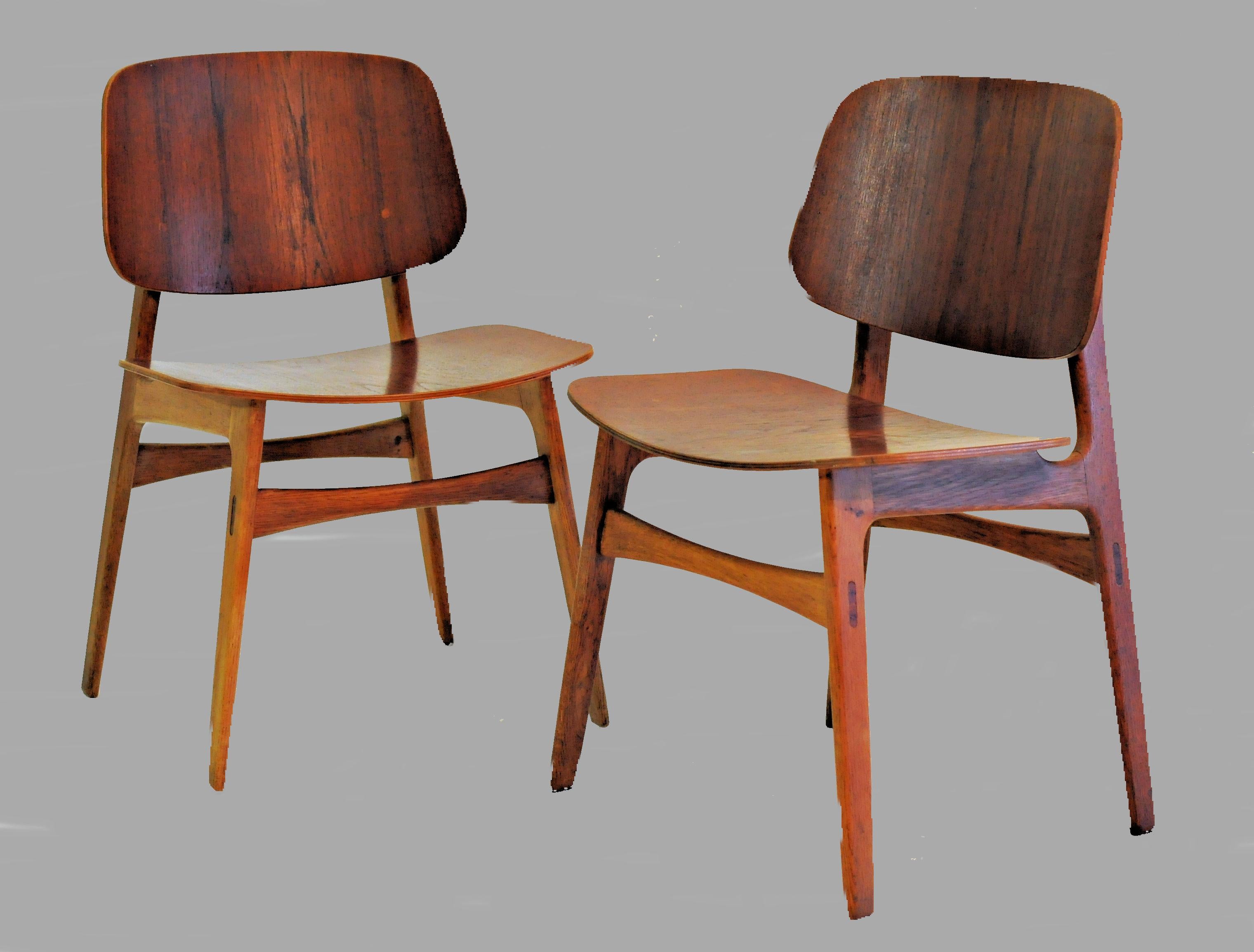 Set of two shell chairs designed in 1950 for Søborg Møbelfabrik. 

The shell chair distinguishes itself by the use of a plywood molding technique. The chair consists of two wide and slightly curved teak shells, resting on an oak frame with angled
