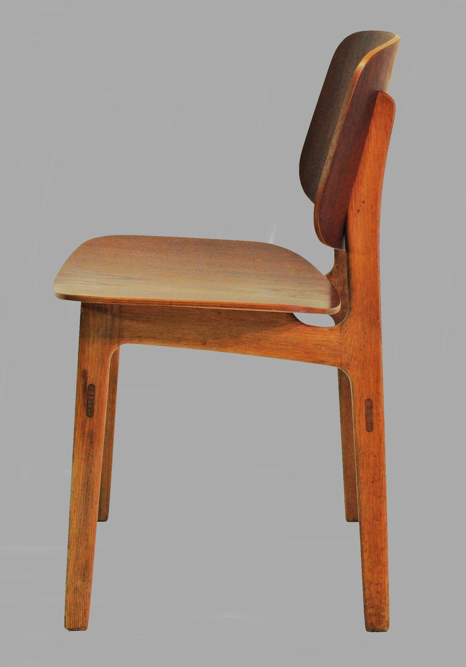 Milieu du XXe siècle Ensemble de deux chaises coquillages Borge Mogensen en chêne et teck des années 1950 en vente