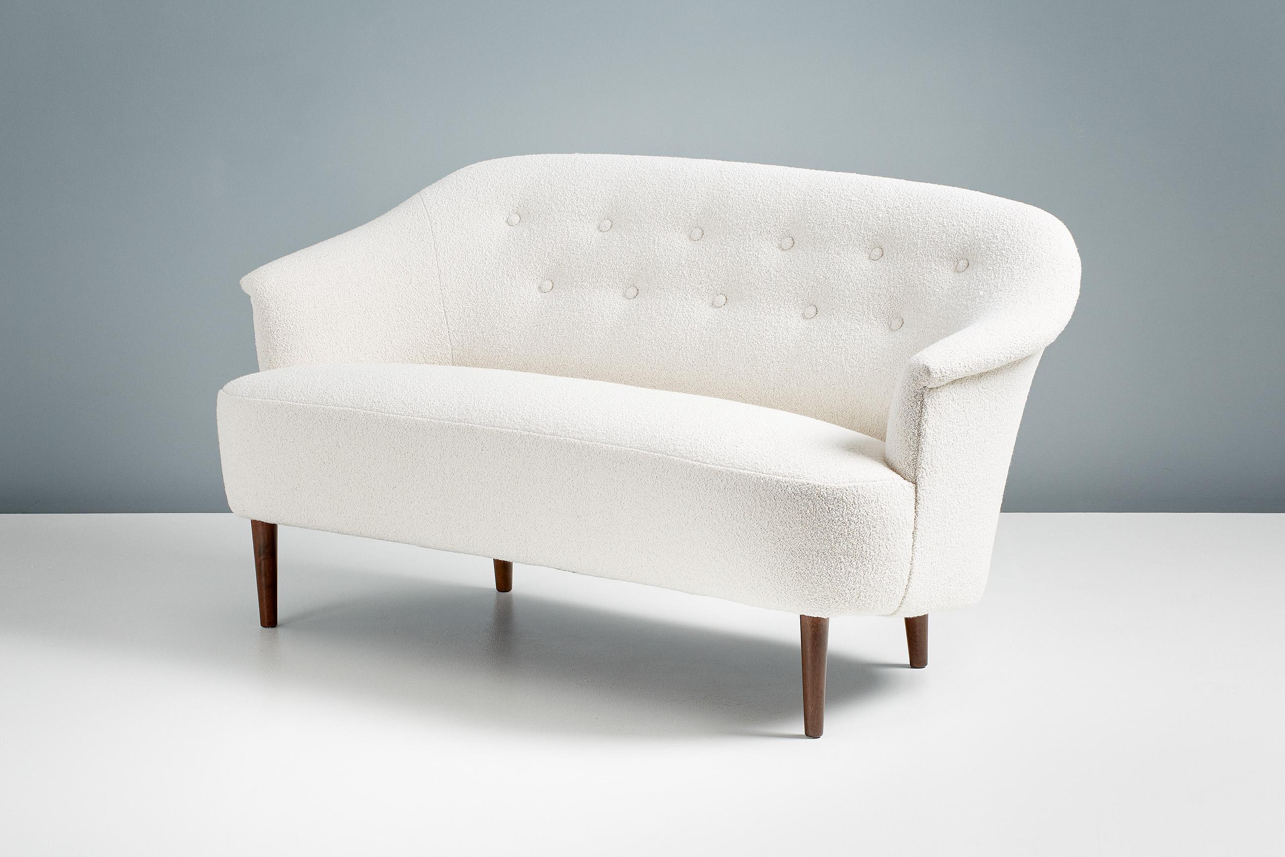Carl Malmsten

Carl Malmsten Kleines Sofa, ca. 1940er Jahre

Dieses außergewöhnliche schwedische Möbelstück wurde in den 1940er Jahren vom Tischlermeister und Designer Carl Malmsten entworfen. Es wurde in seiner eigenen Werkstatt in der Nähe von