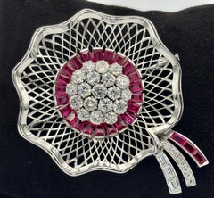 Spilla a bouquet degli anni '50 con circa 6 centesimi di diamanti e circa 2 centesimi di rubini incastonati in platino