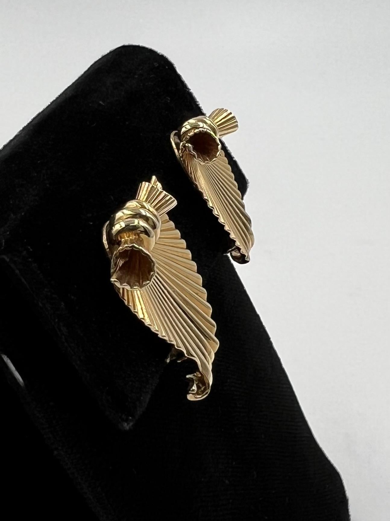 Orecchini a clip in oro giallo a forma di foglia di fiocco degli anni '50 in vendita 1