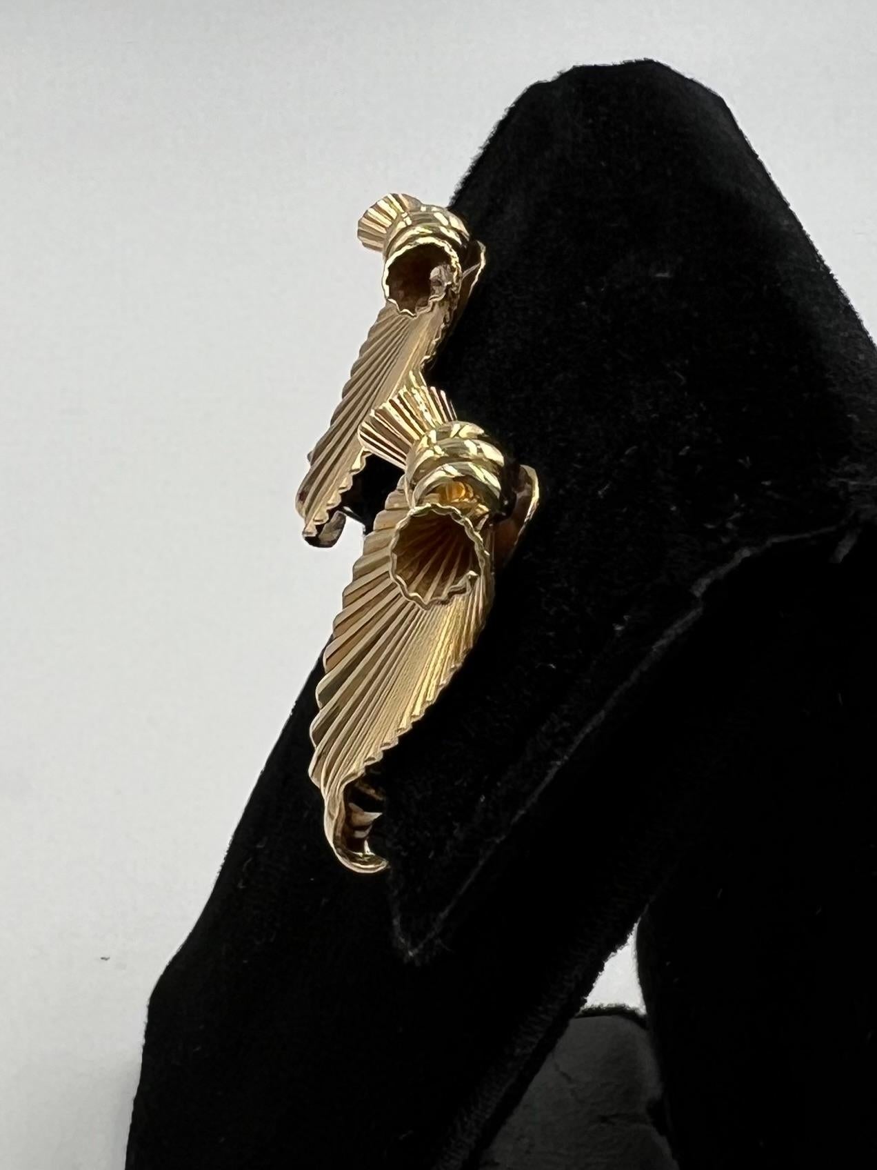 Orecchini a clip in oro giallo a forma di foglia di fiocco degli anni '50 in vendita 2
