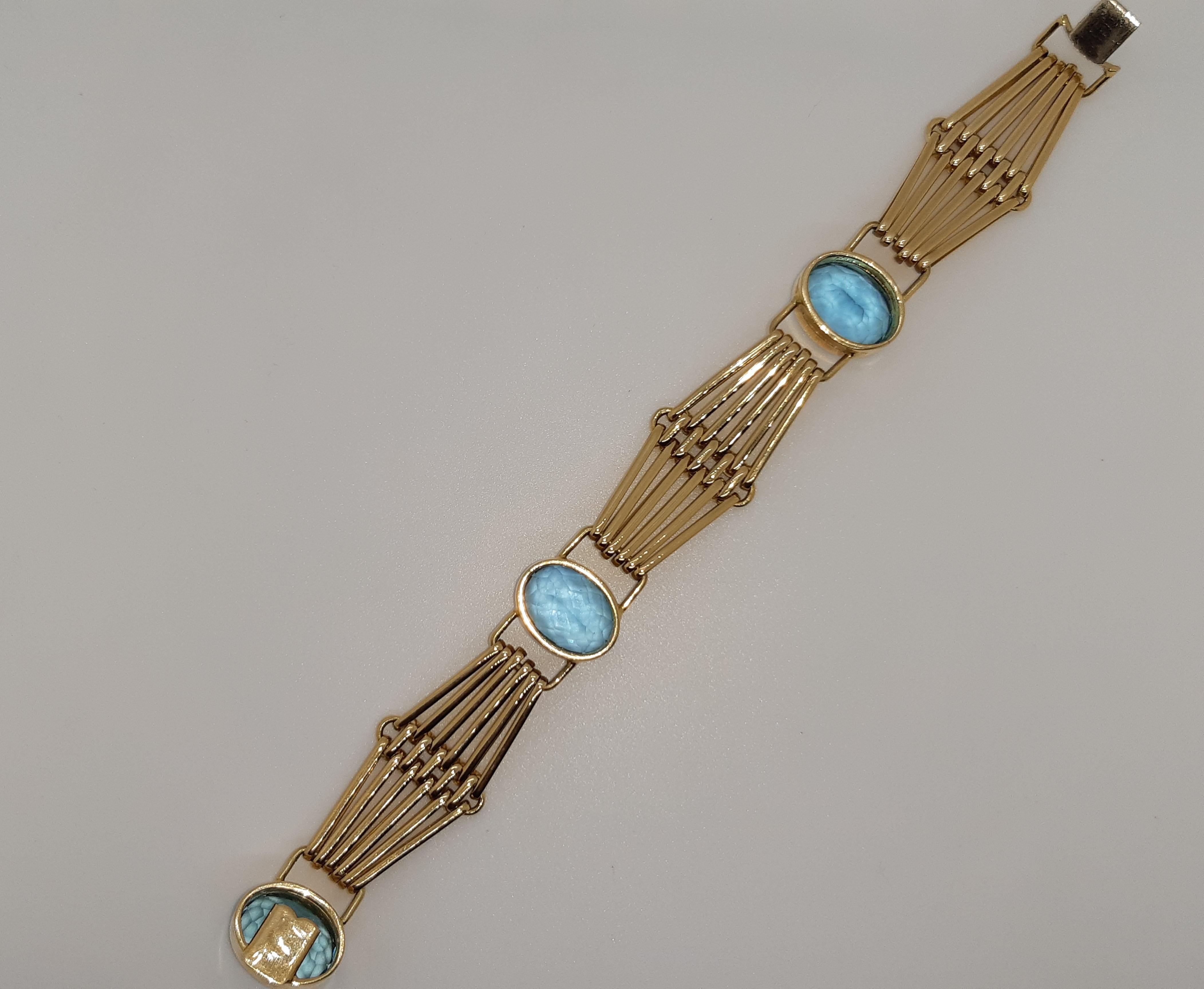 1950s bracelet in 18 kt gold with three blue topazes, with articulated links.
weight 50 g, 