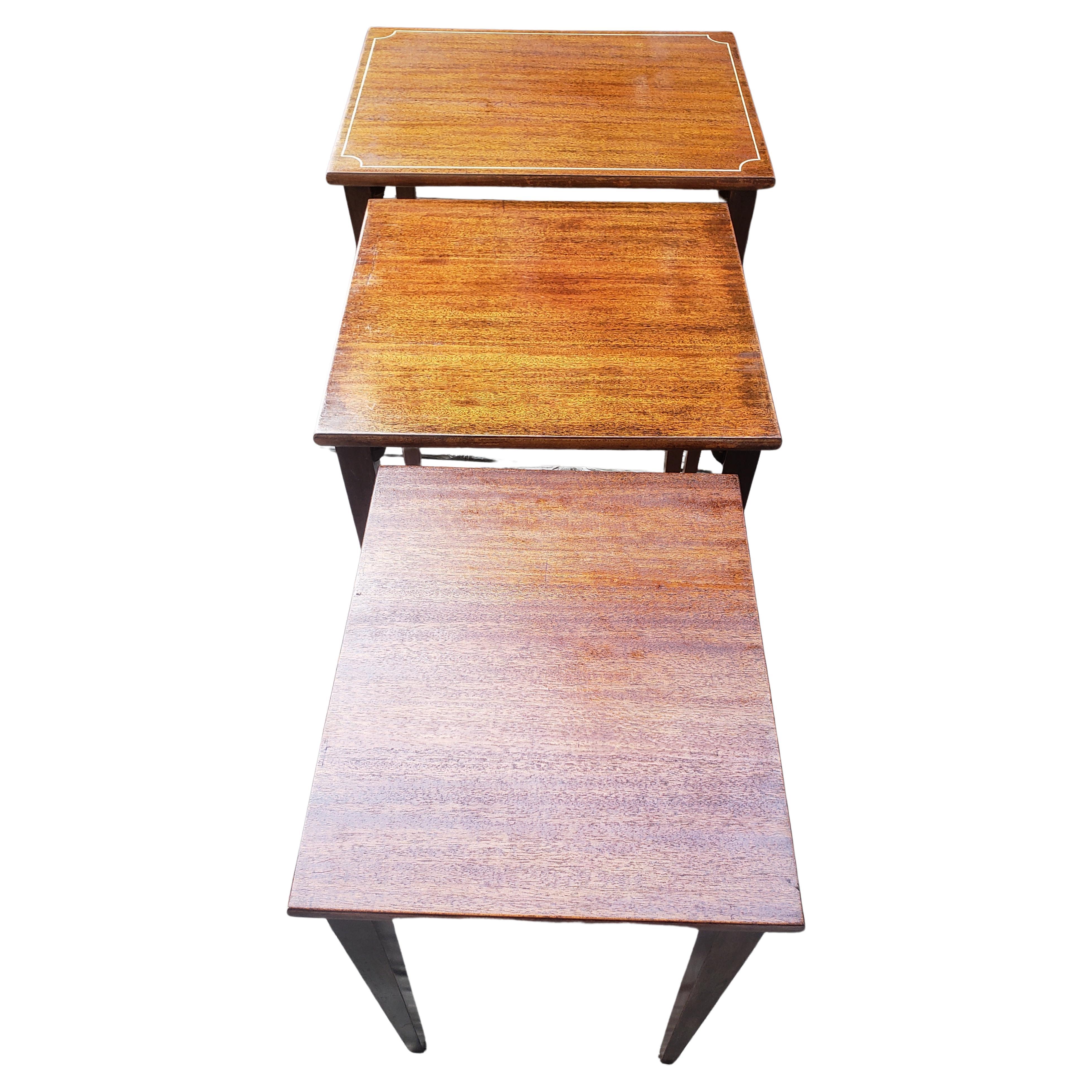20ième siècle Tables gigognes en acajou véritable des années 1950, Brandt Fine Furniture Refinished Genuine Mahogany en vente