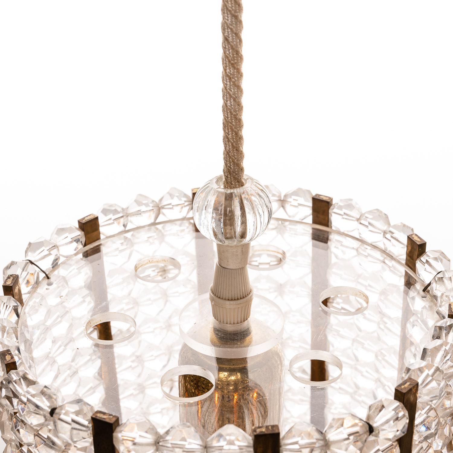 Ottone Lampadario in ottone e acrilico degli anni '50 di Emil Stejnar in vendita