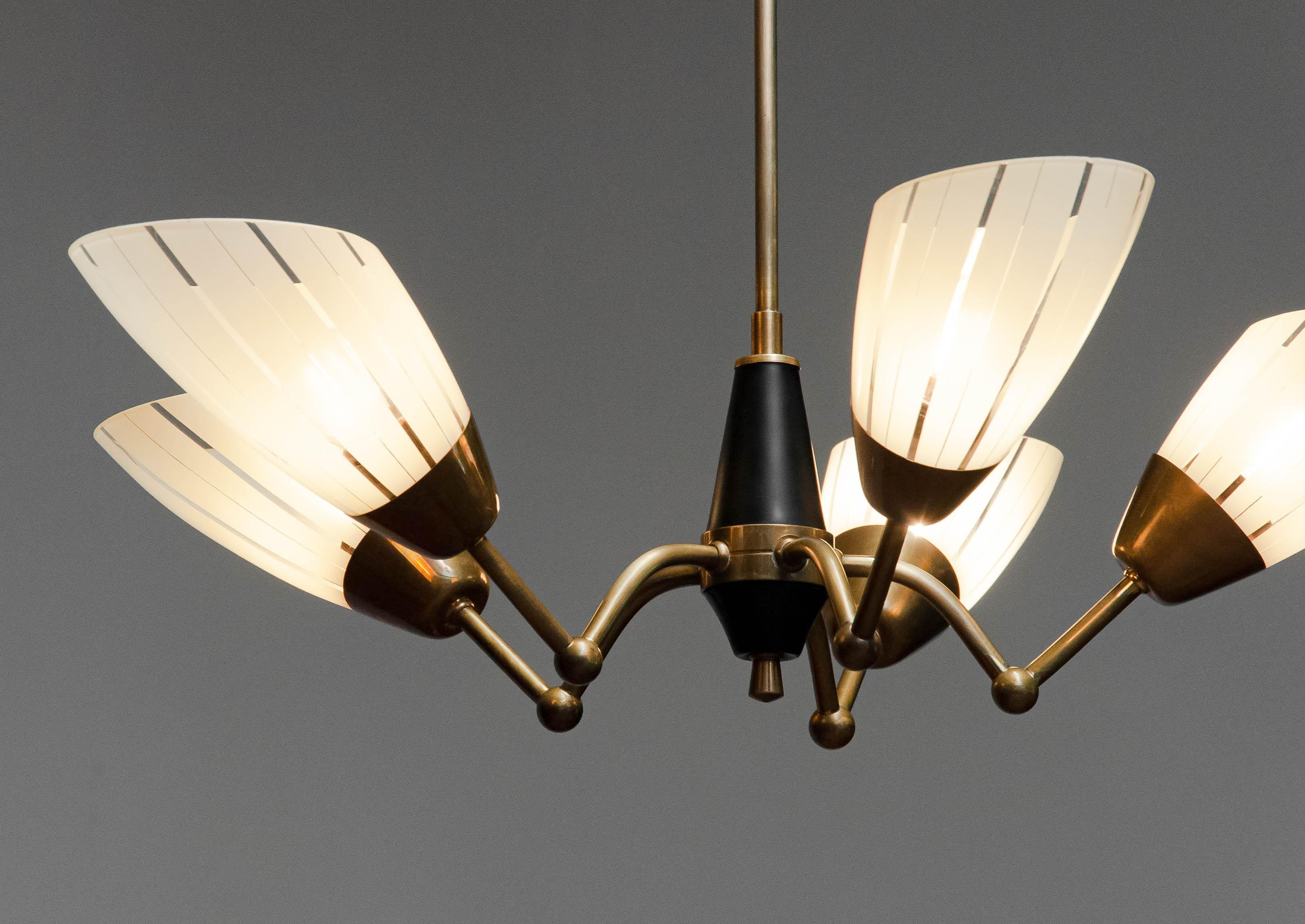 1950s Brass And Black Five Armes German Sputnik Chandelier With Art Glass Shades In Good Condition For Sale In Silvolde, Gelderland