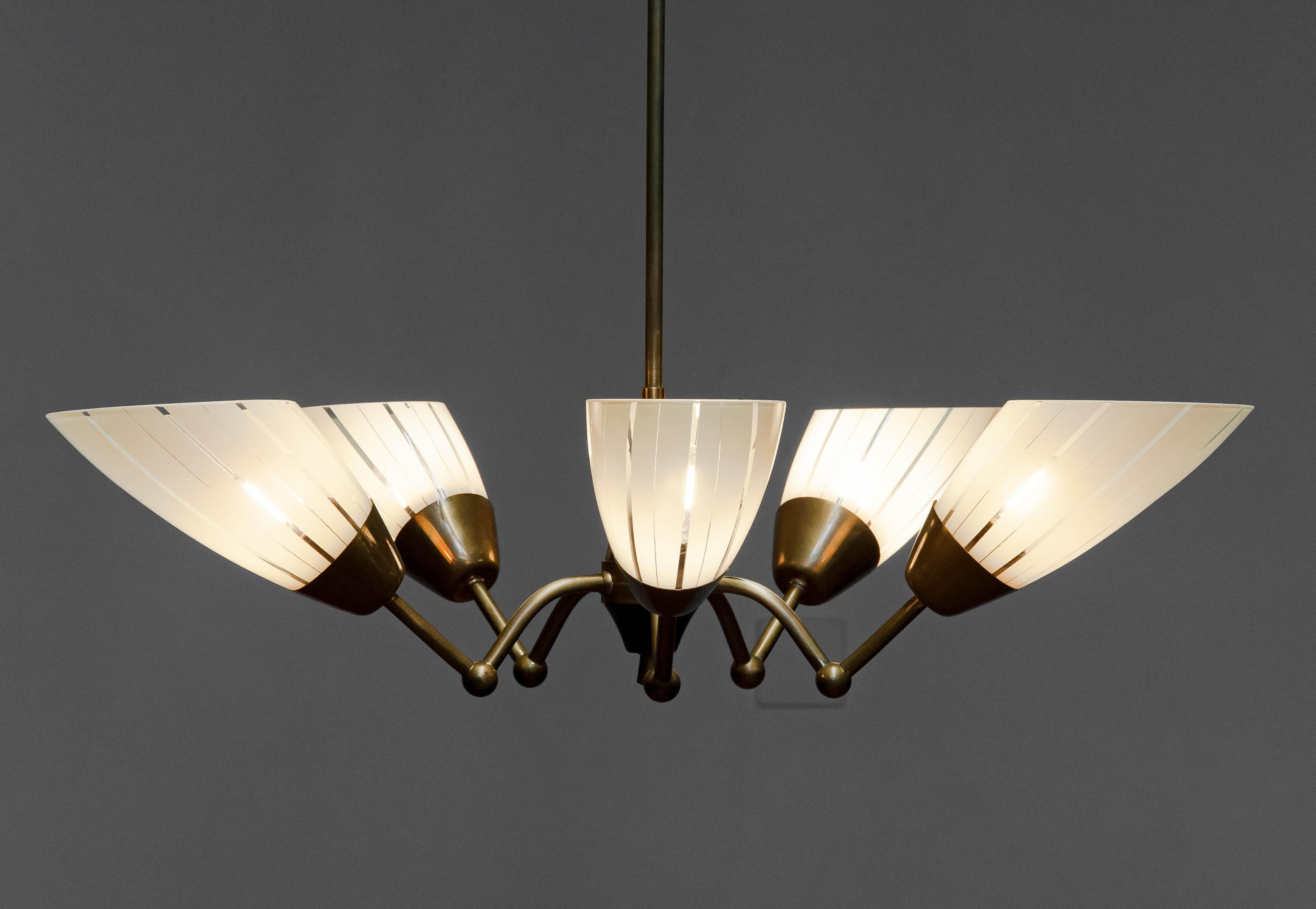 1950s Brass And Black Five Armes German Sputnik Chandelier With Art Glass Shades For Sale 1
