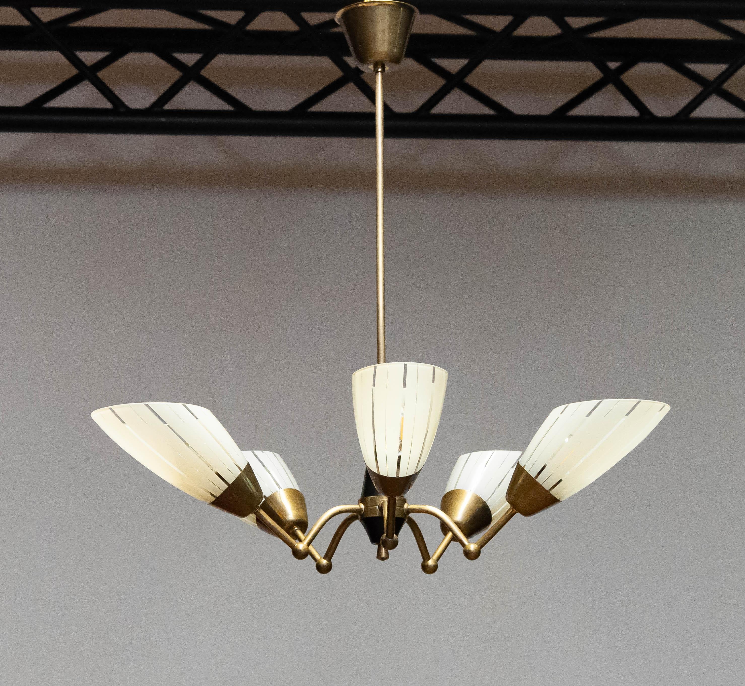 1950s Brass And Black Five Armes German Sputnik Chandelier With Art Glass Shades For Sale 2