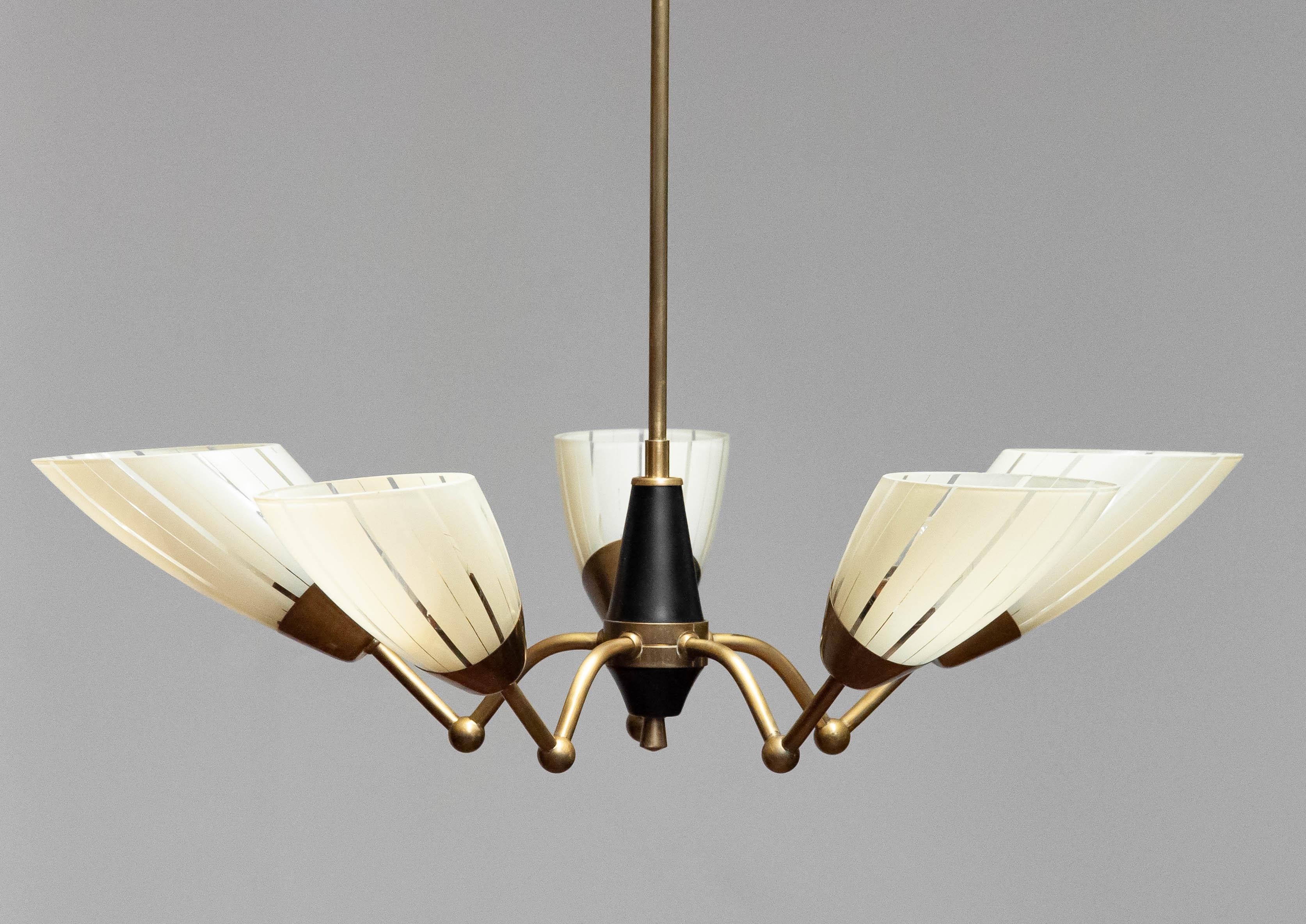 1950s Brass And Black Five Armes German Sputnik Chandelier With Art Glass Shades For Sale 3