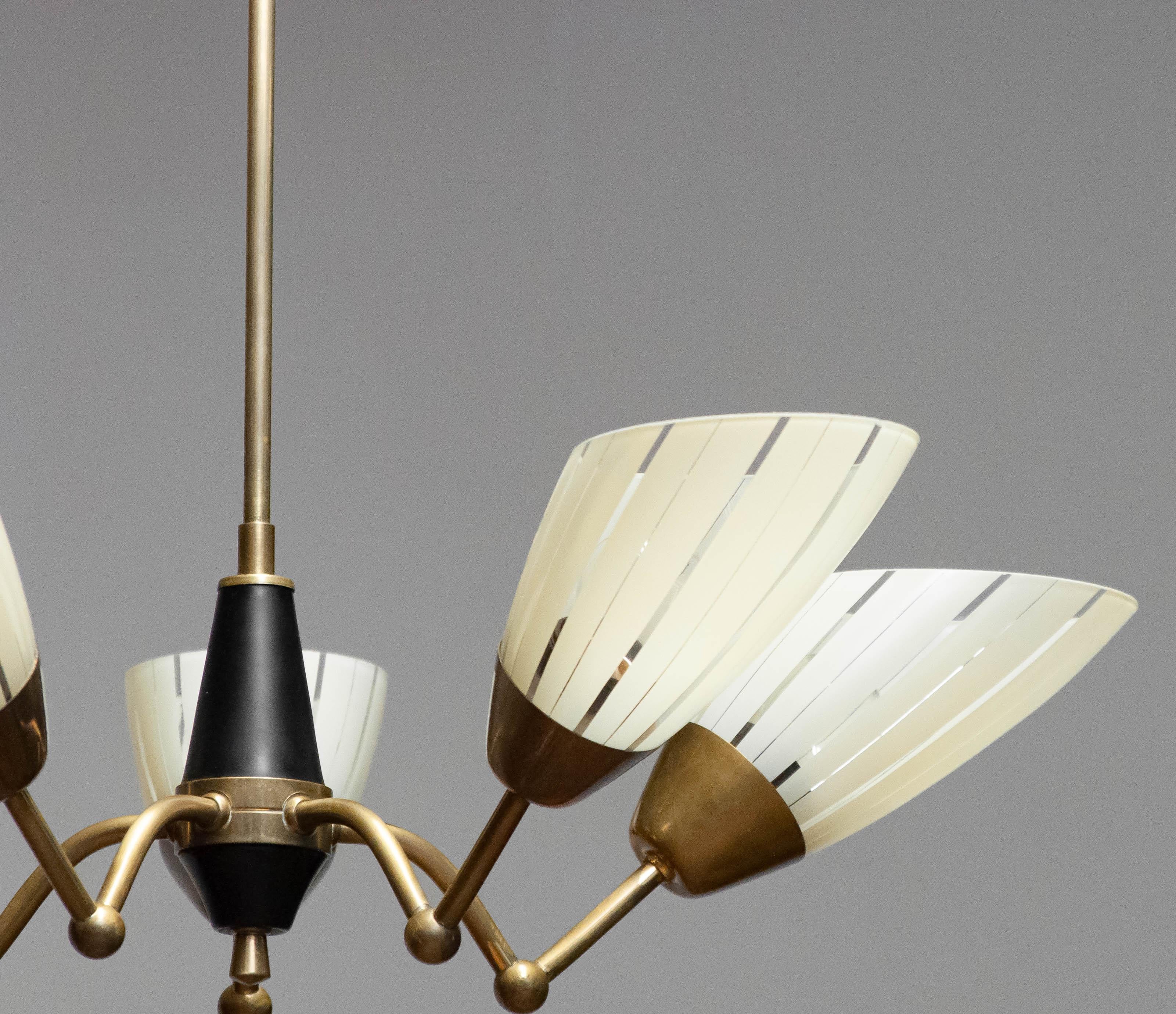 1950s Brass And Black Five Armes German Sputnik Chandelier With Art Glass Shades For Sale 4