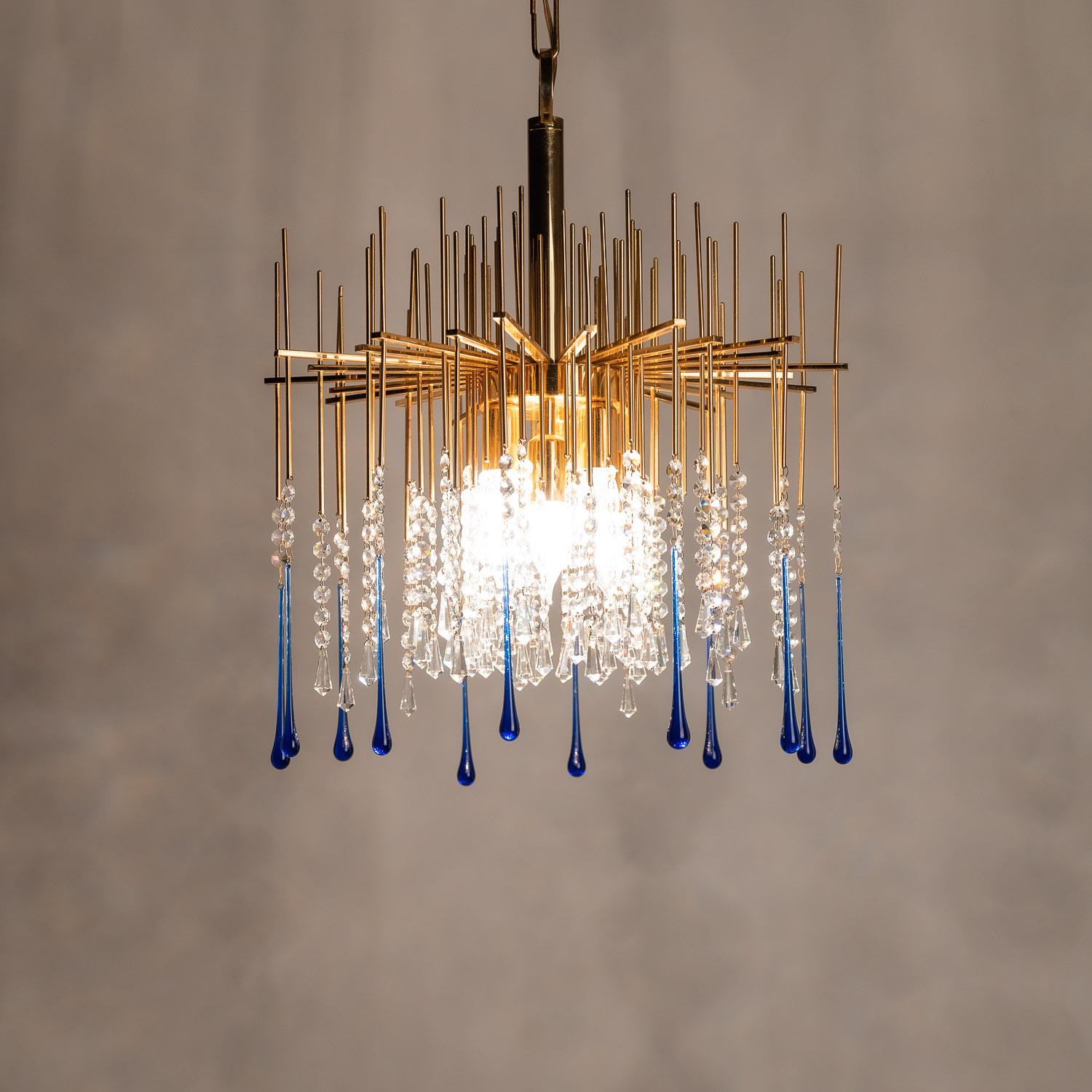 Lampadario in ottone e cristallo del 1950 attribuito a Palwa in vendita 4