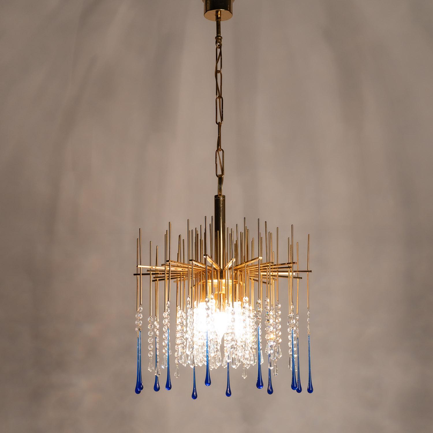 Lampadario in ottone e cristallo del 1950 attribuito a Palwa in vendita 5