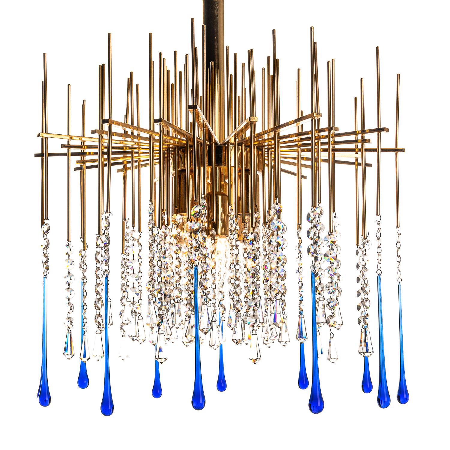Tedesco Lampadario in ottone e cristallo del 1950 attribuito a Palwa in vendita